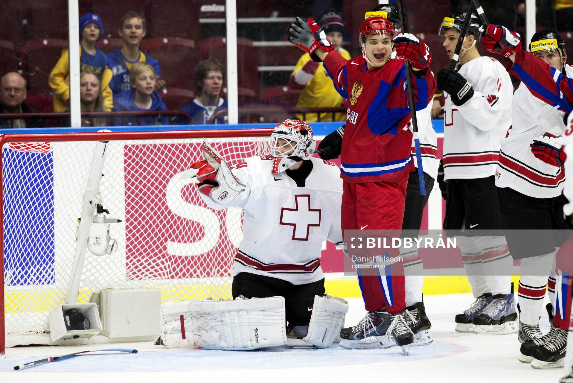Rysslands Ivan Barbashyov och Schweiz målvakt Sacha Rochow