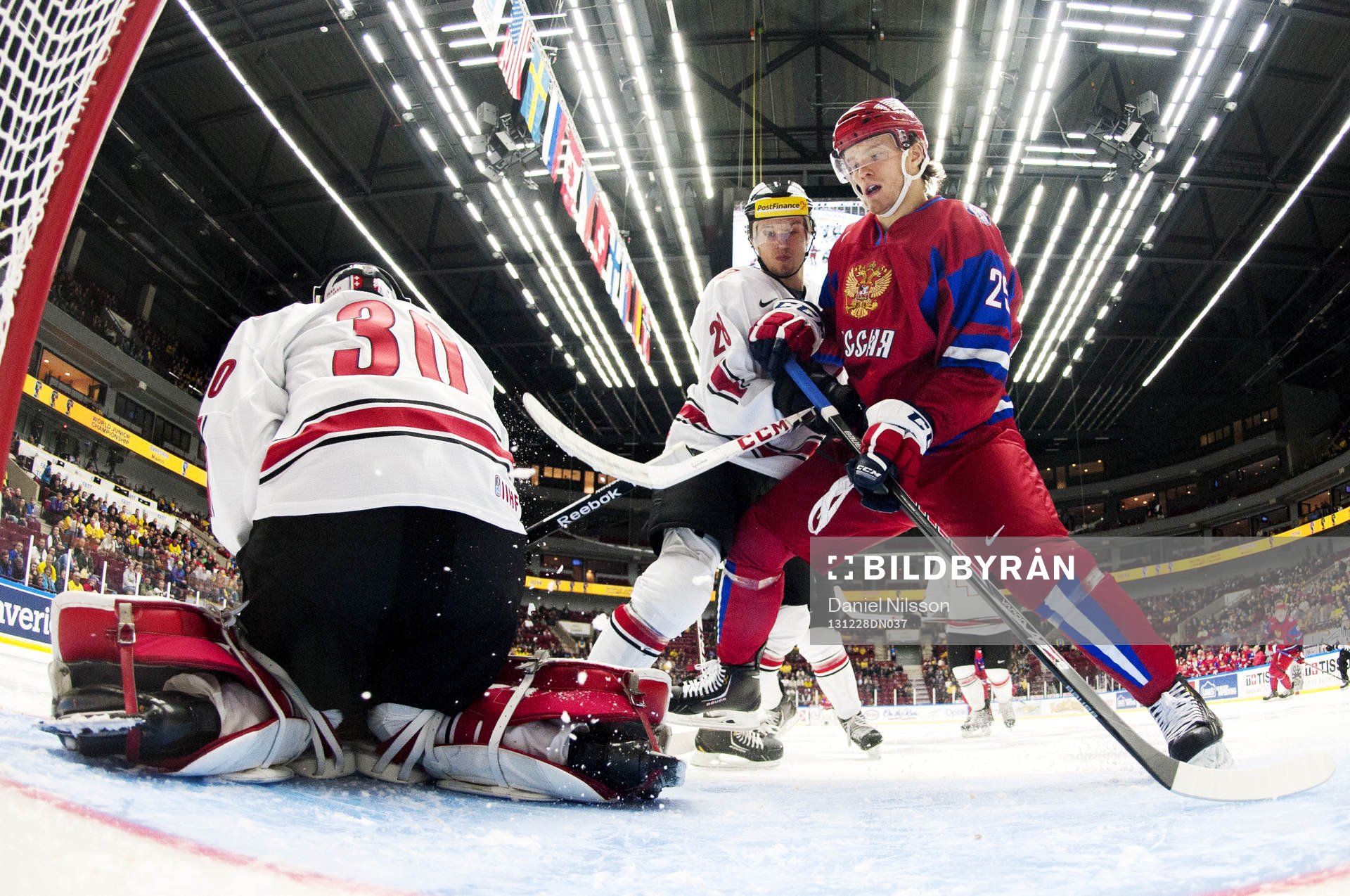 Rysslands Mikahil Grigorenko och Schweiz målvakt Sascha