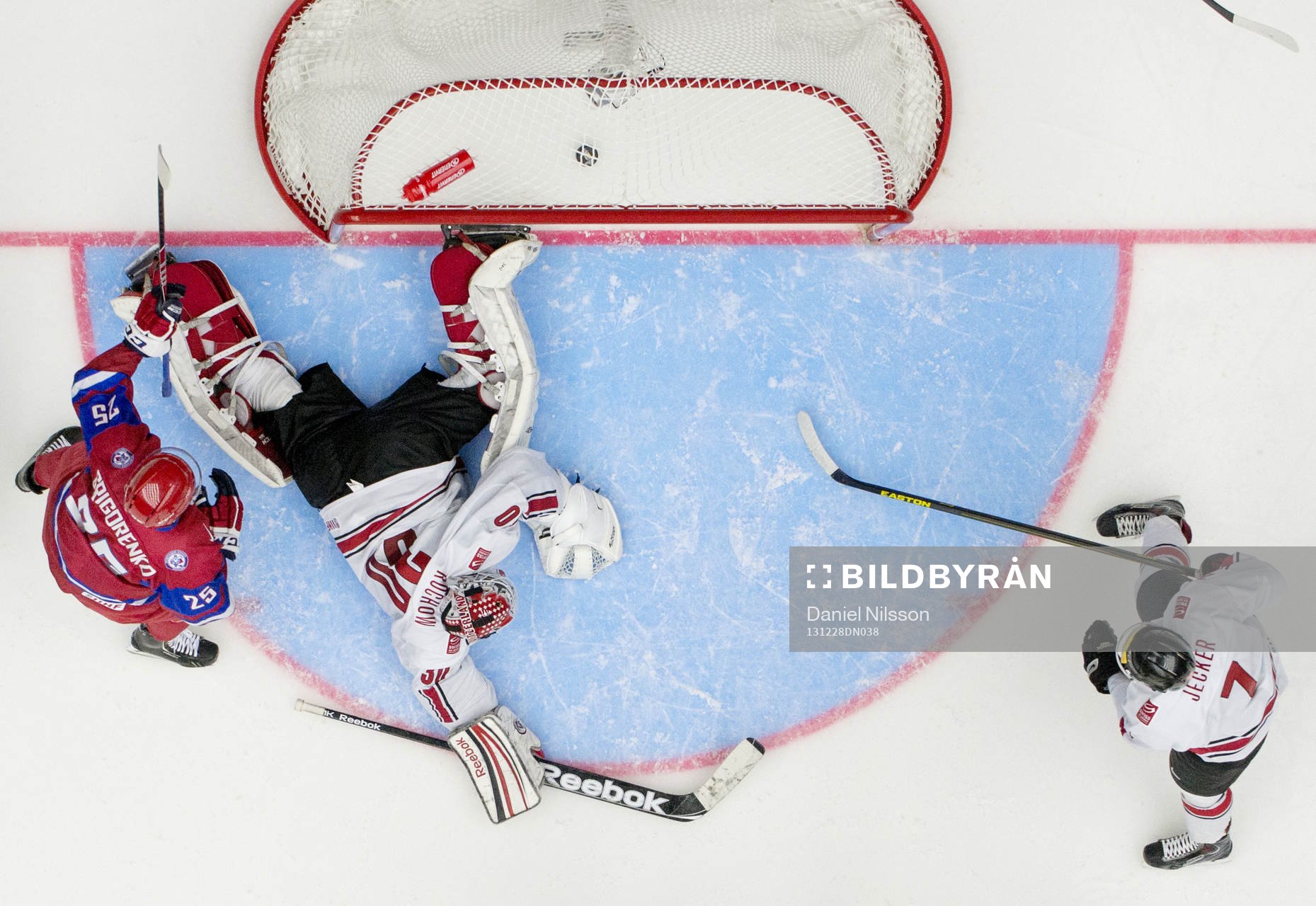 Rysslands Mikahil Grigorenko och Schweiz målvakt Sascha