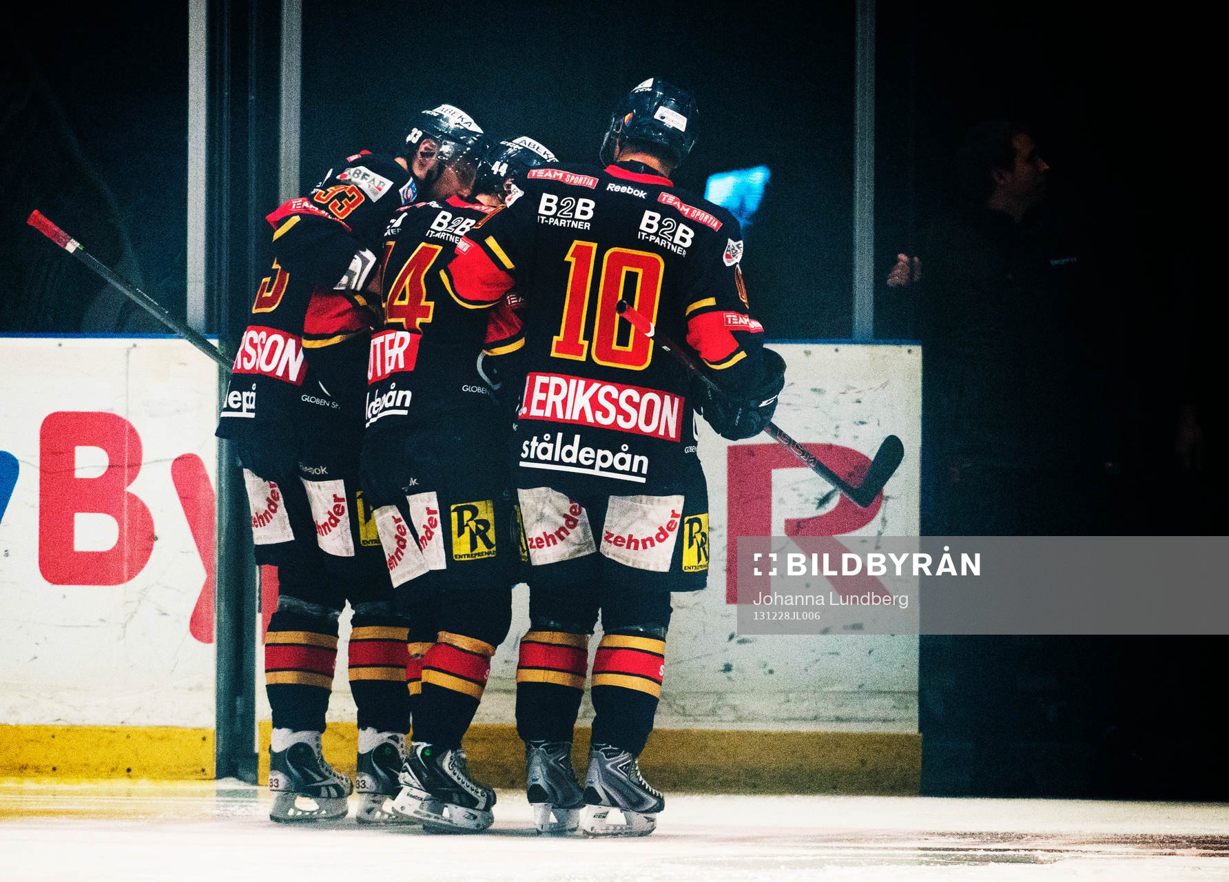 Djurgårdens Mattias Guter  leds av isen med hjälp av