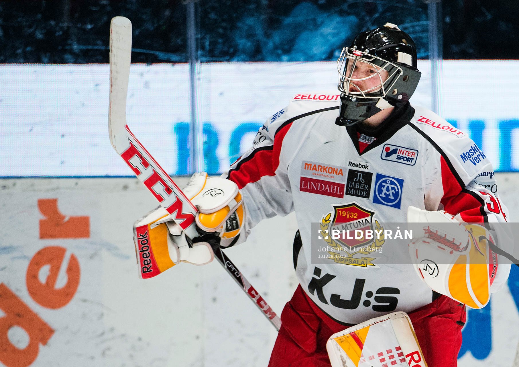 Almtunas målvakt Erik Hanses jublar