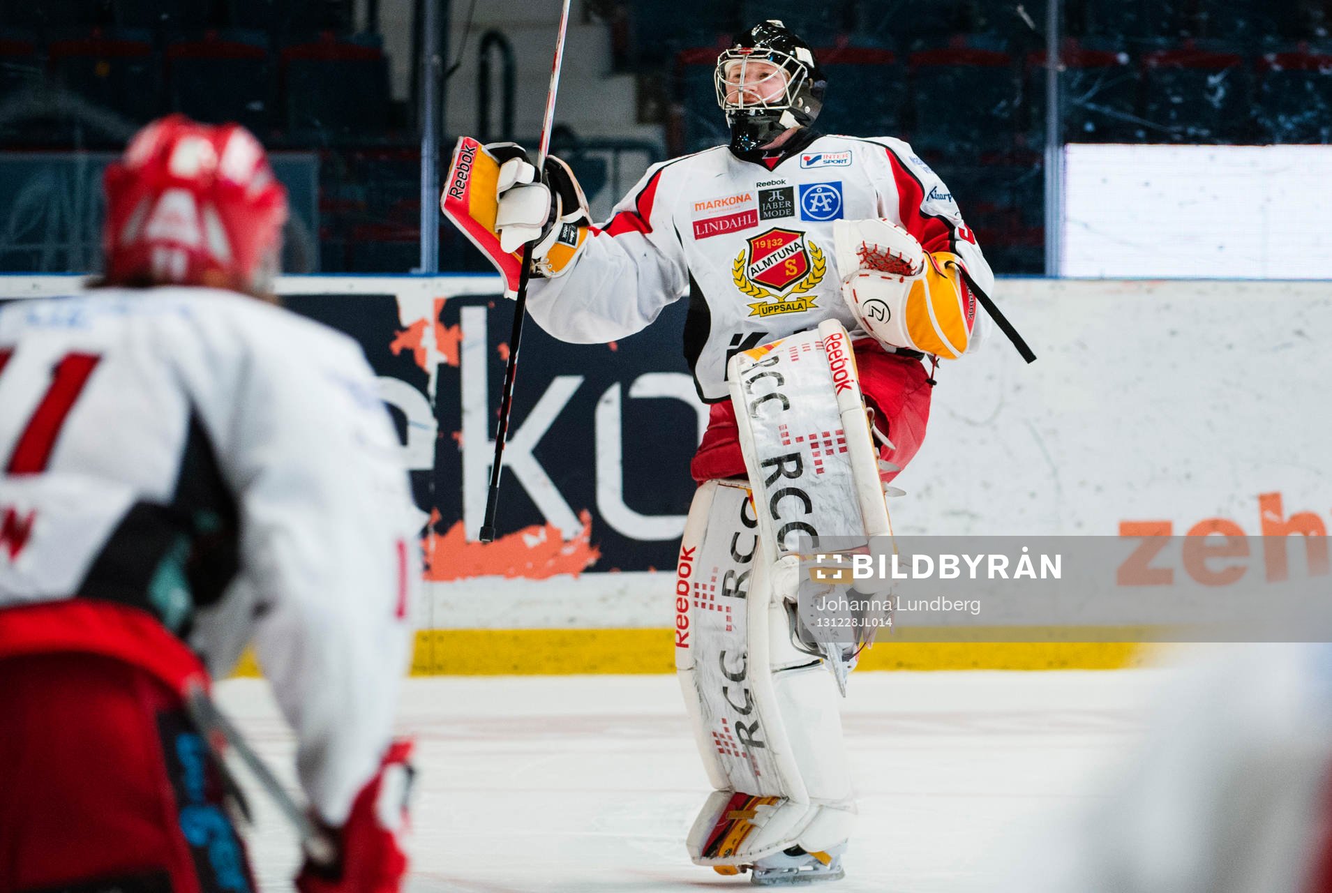 Almtunas målvakt Erik Hanses jublar