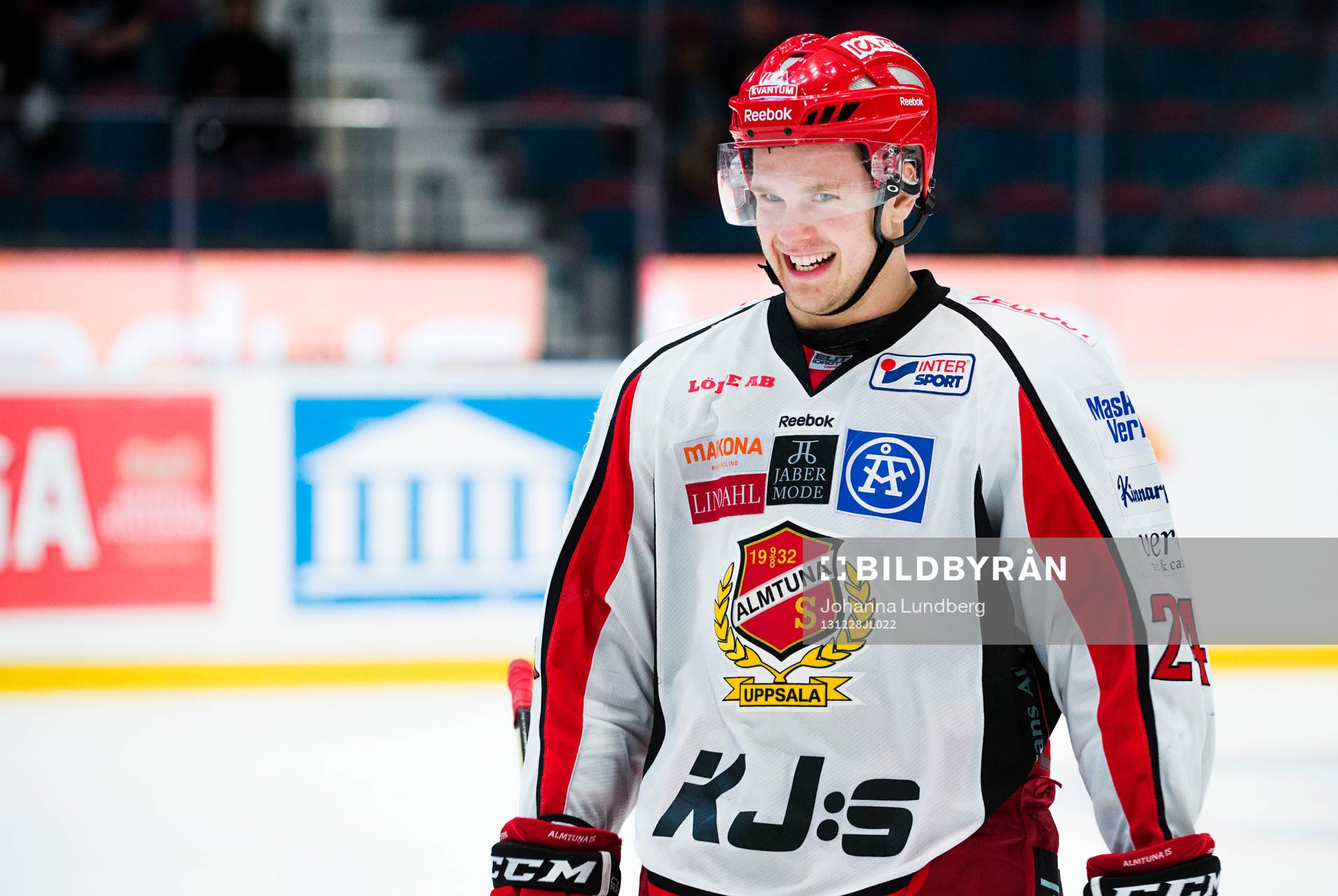 Almtunas Tobias Hage jublar