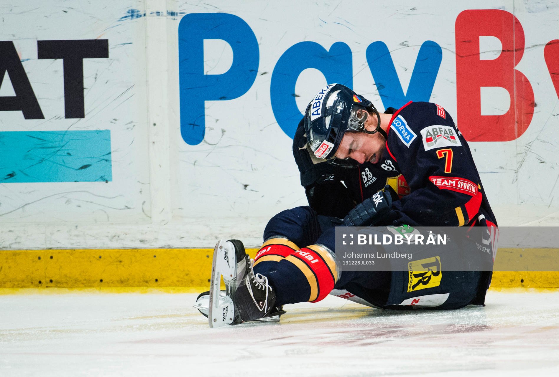 Djurgårdens Nils Andersson tar sig om nacken
