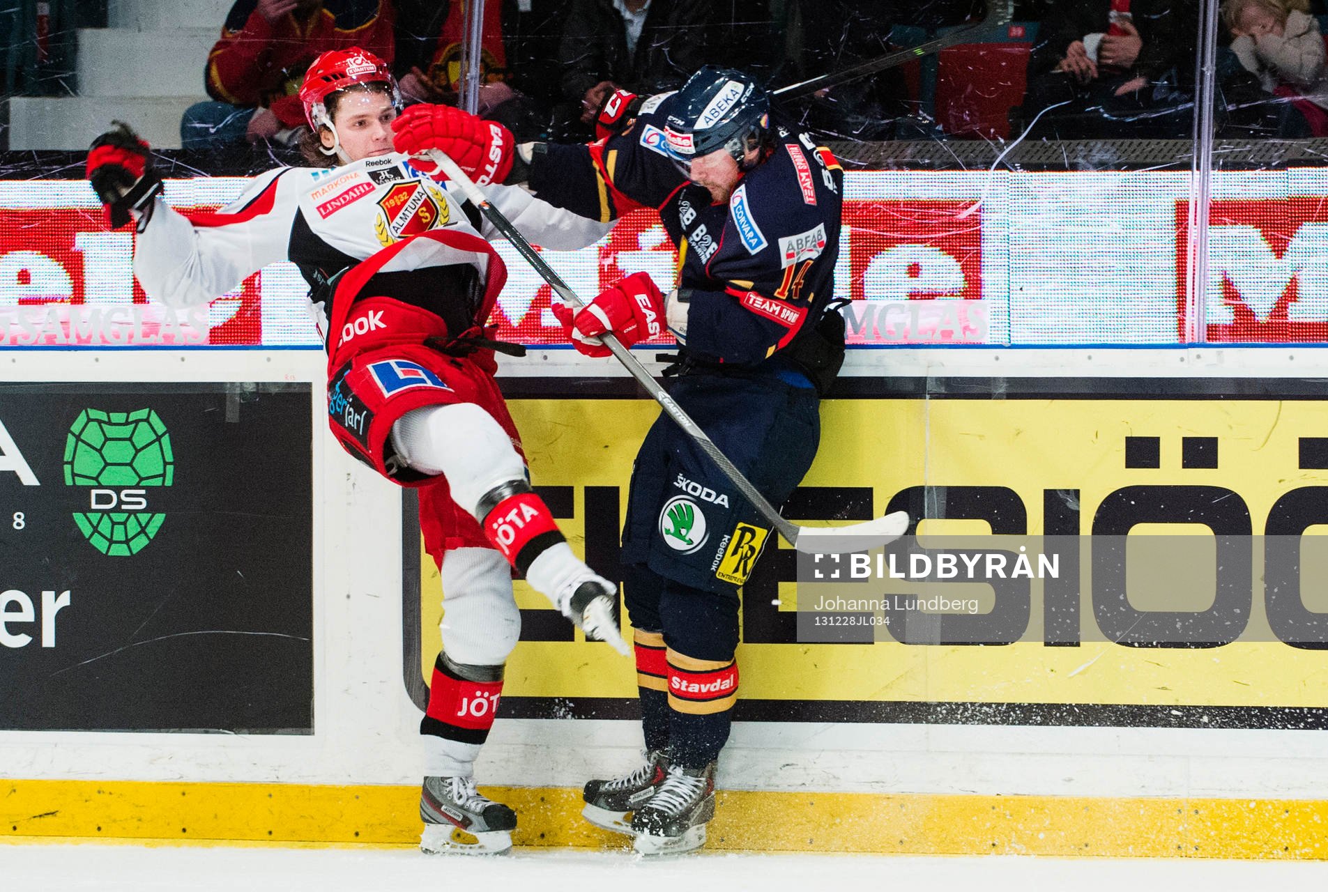 Almtunas Emil Ripstrand och Djurgårdens Robin Dahlström