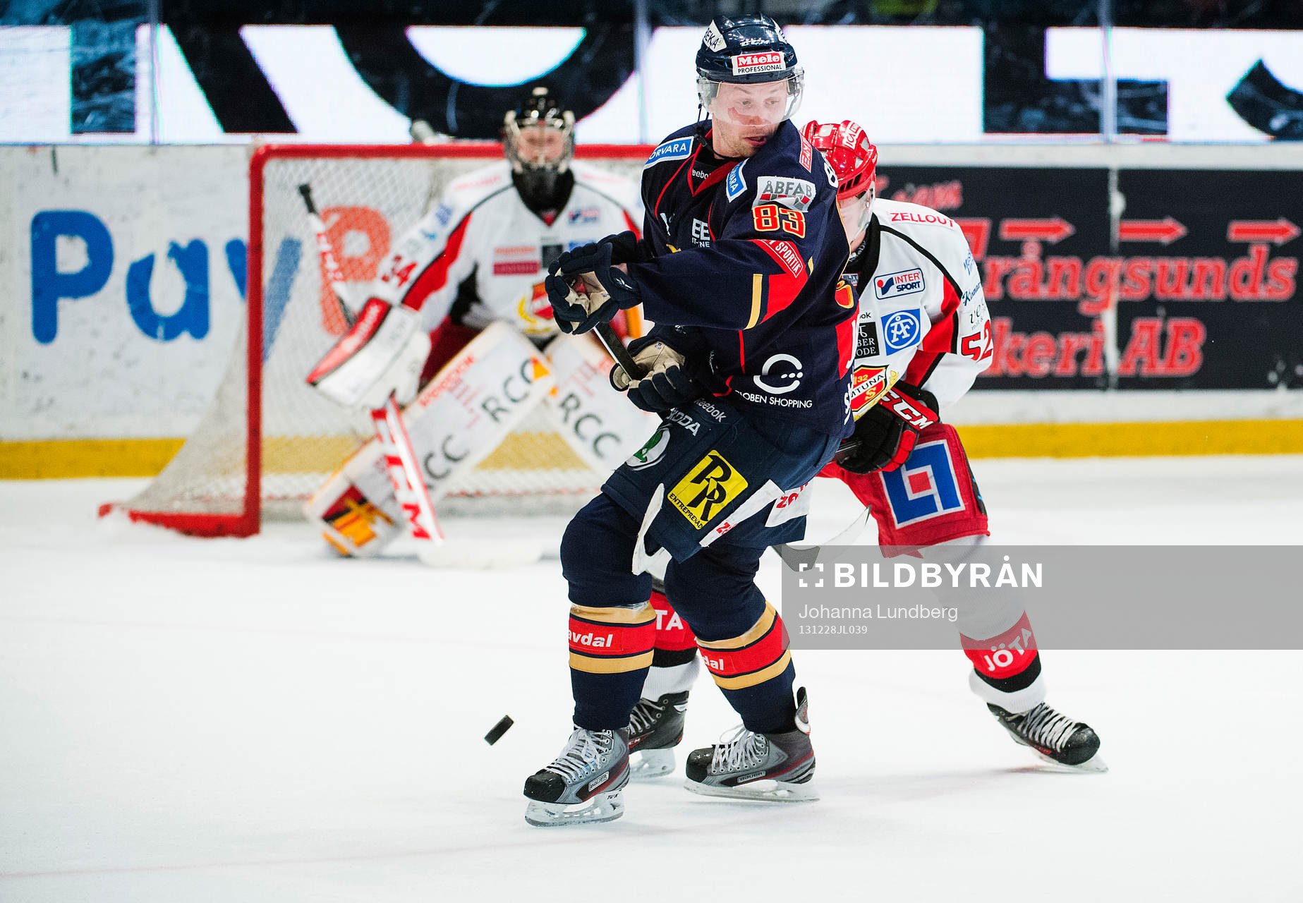 Djurgårdens Dustin Johner  och Almtunas Erik De La Rose i