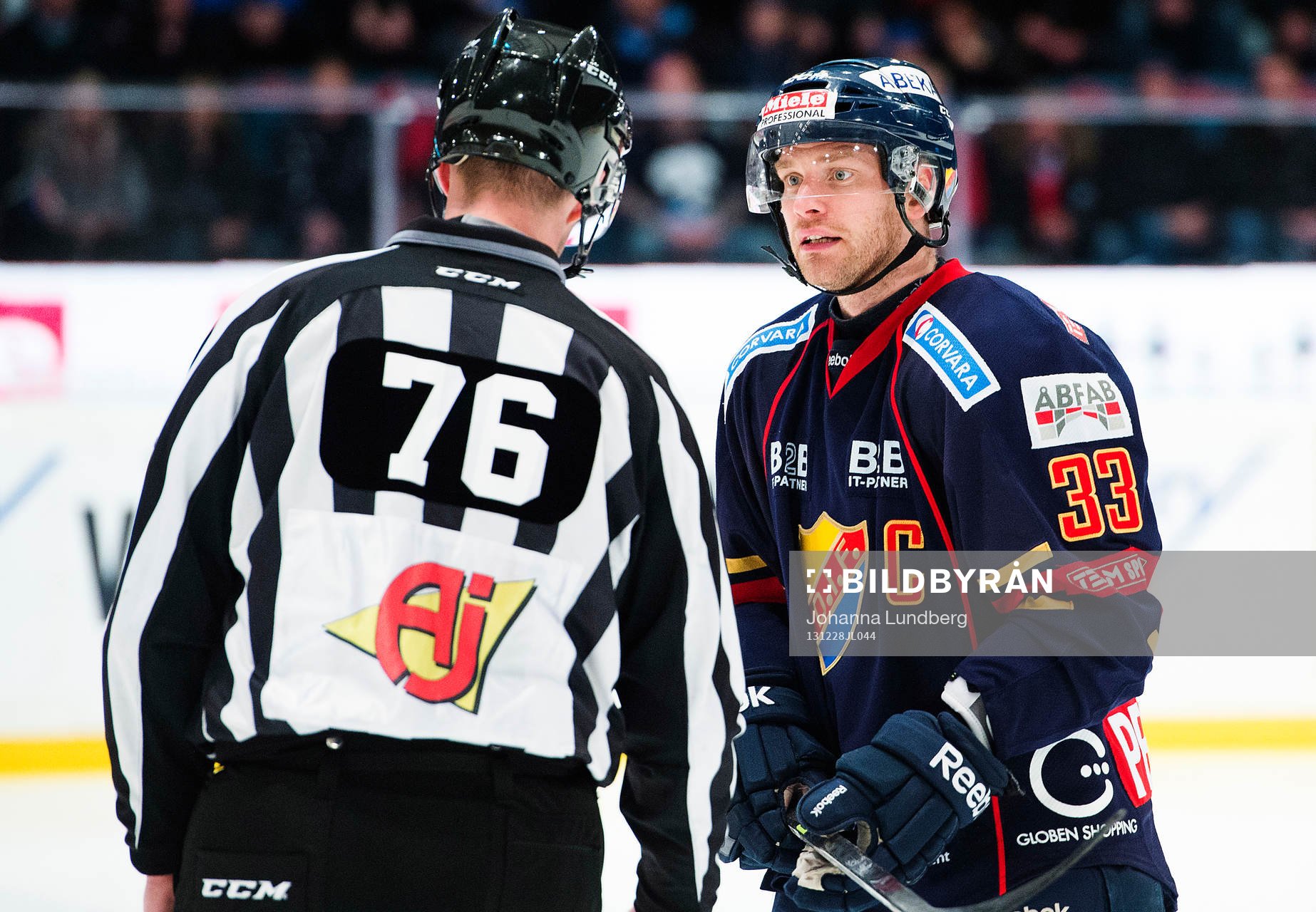 Djurgårdens Timmy Pettersson i diskussion med linjedomare