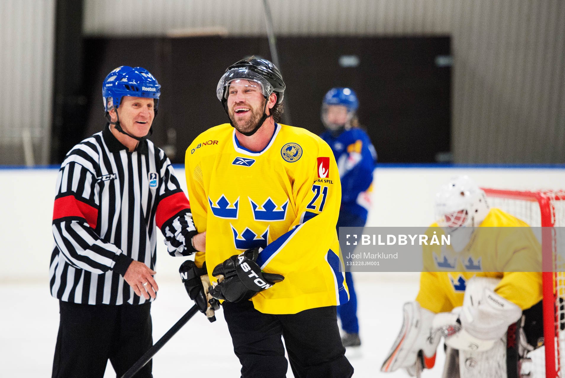 Domaren Dag Olsson och Peter Forsberg