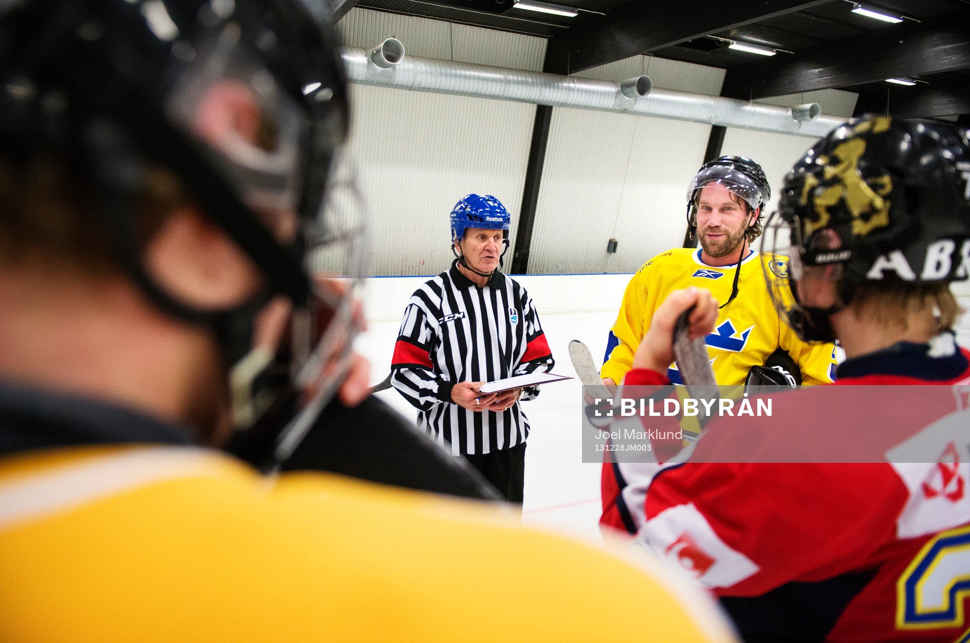 Domaren Dag Olsson och Peter Forsberg