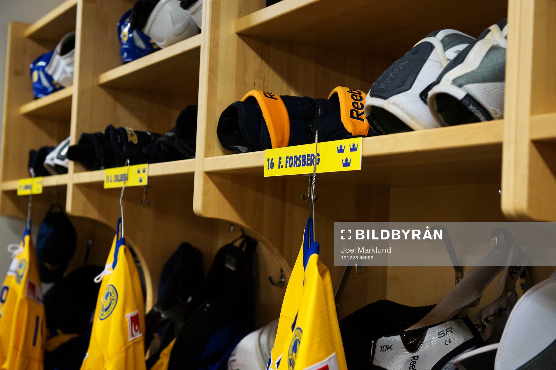 En namnskylt för Filip Forsberg hänger på hans plats i