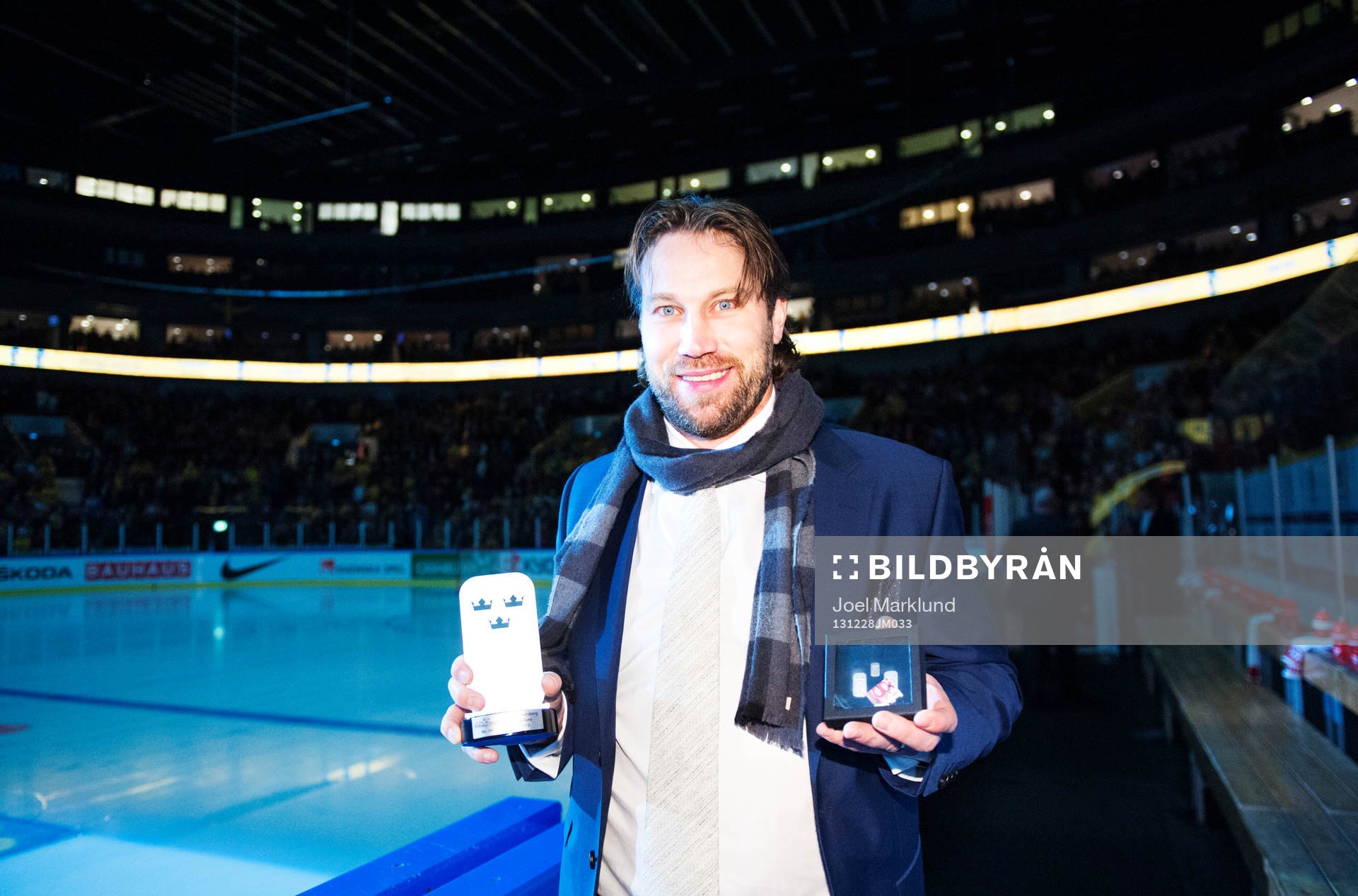 Peter Forsberg poserar med en pokal