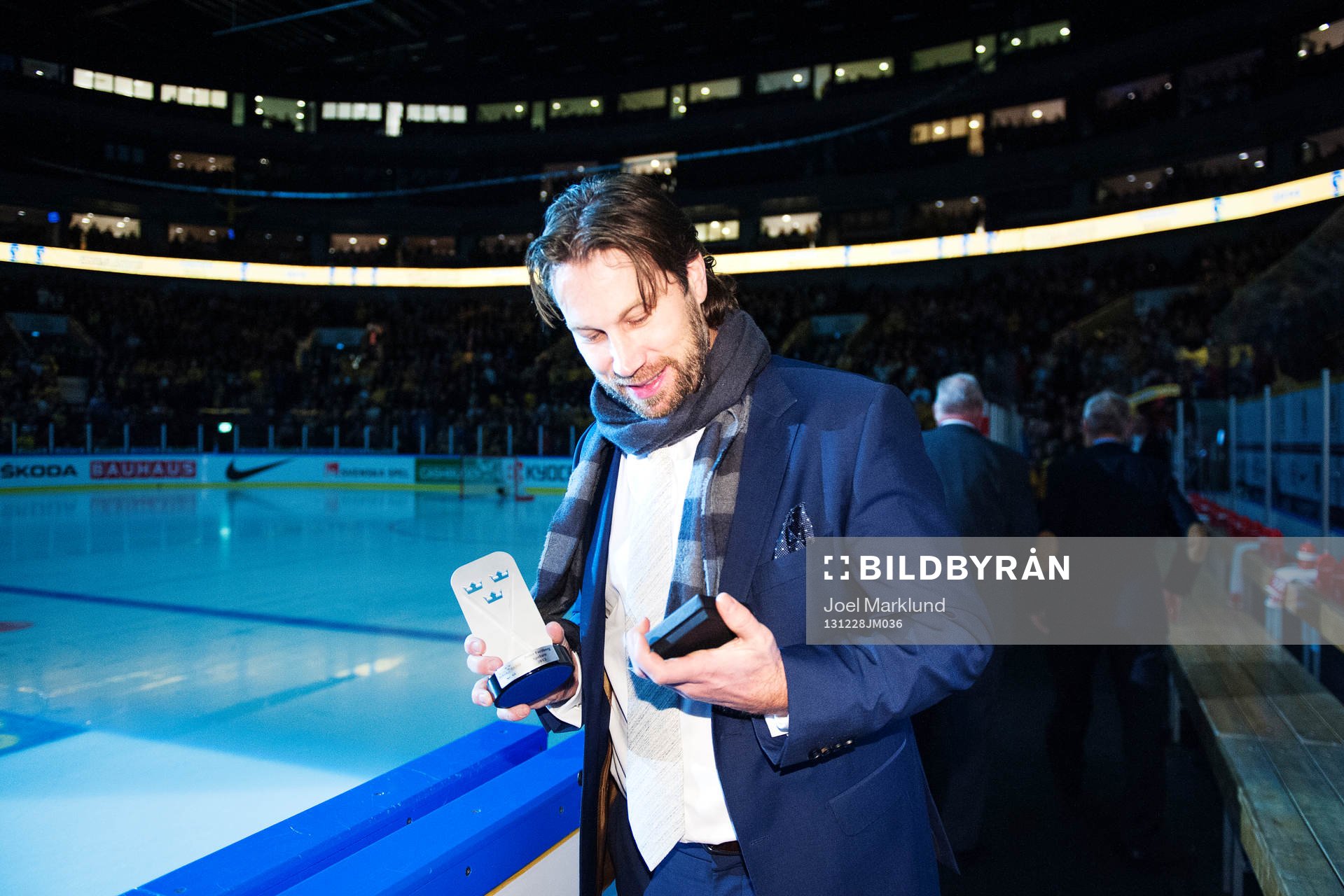 Peter Forsberg håller i en pokal