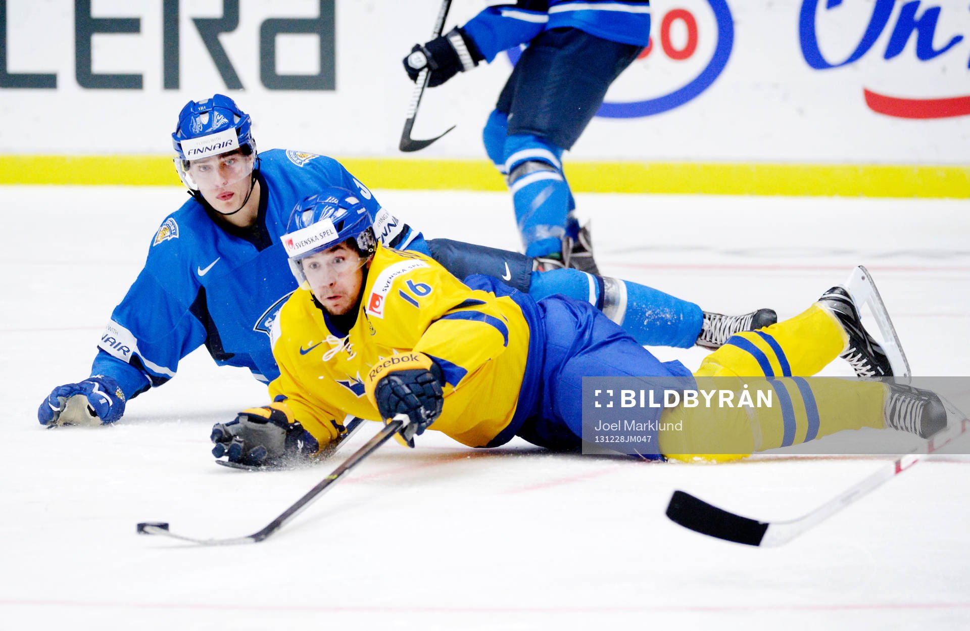 Rasmus Ristolainen och Filip Forsberg kämpar om pucken