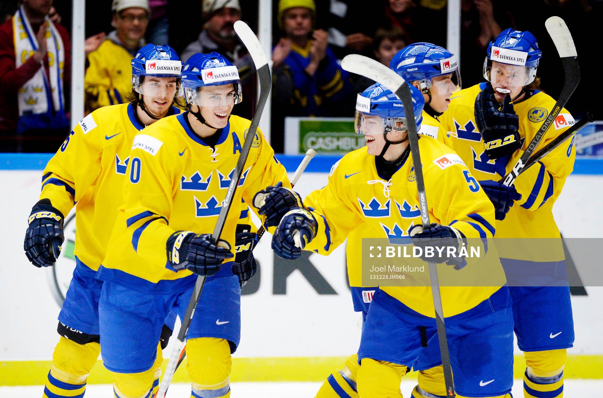 Alexander Wennberg och Andreas Johnson i Sverige gratulerar