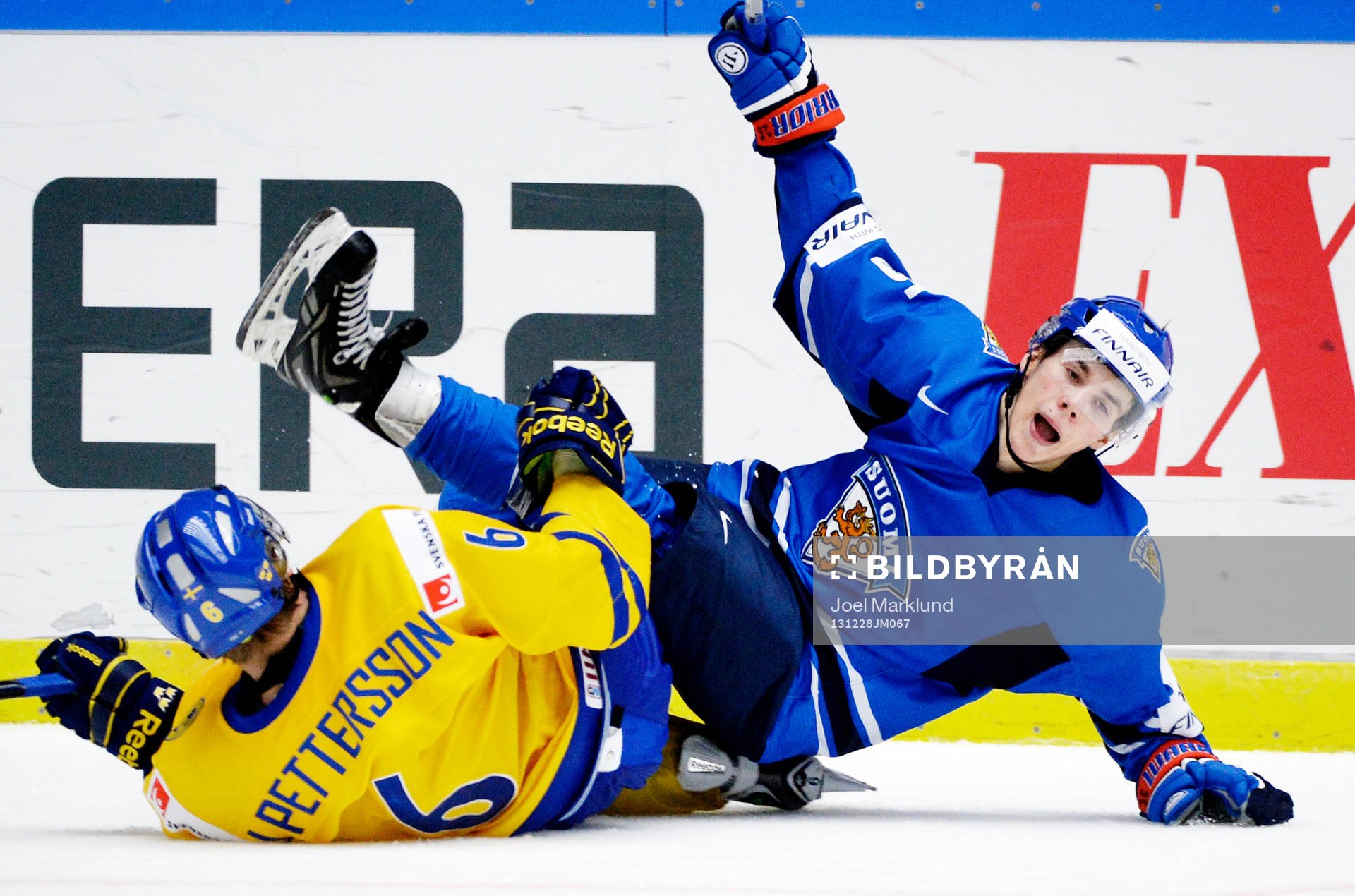 Jesper Pettersson och Henrik Haapala i en tackling