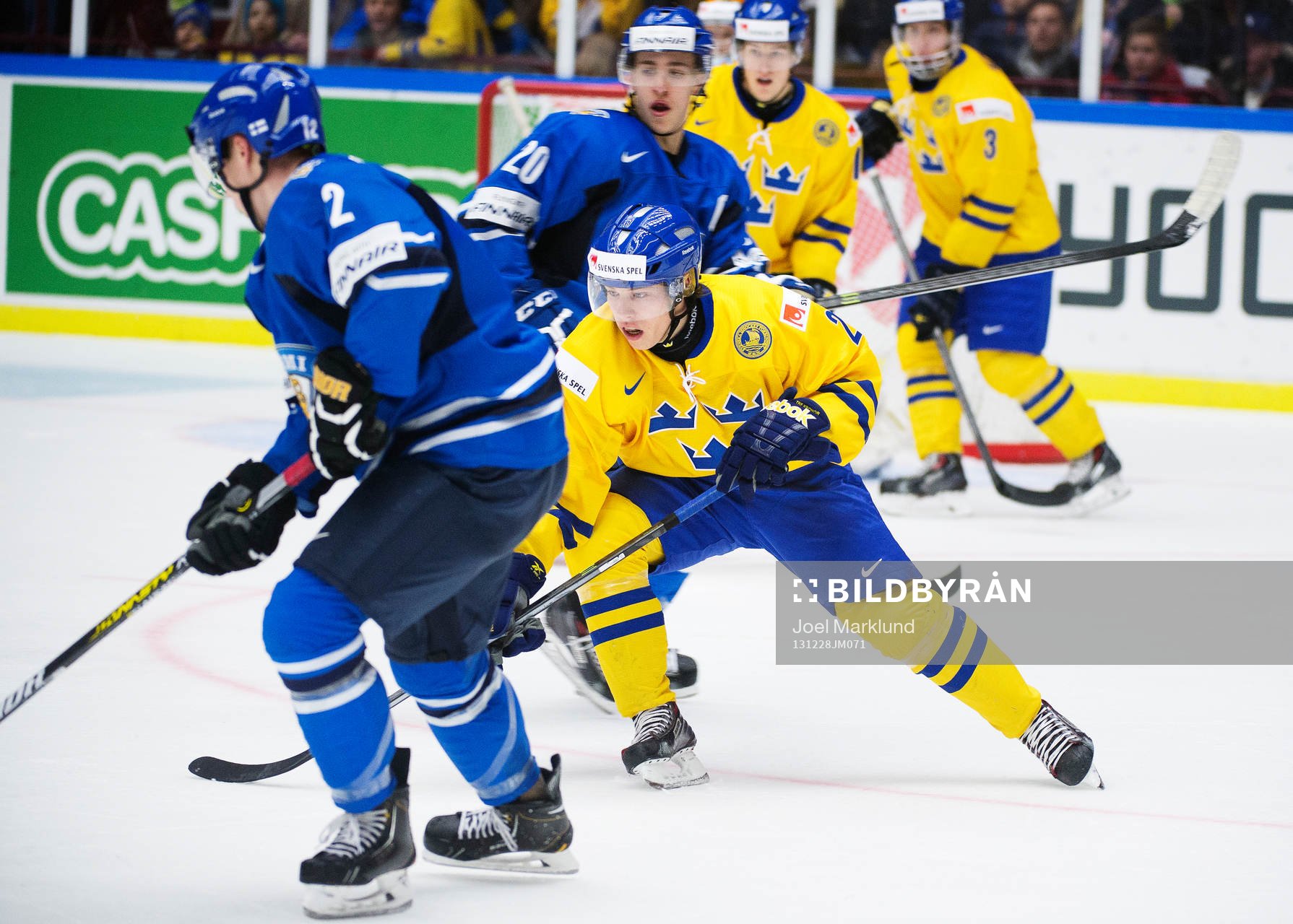 Sveriges Filip Sandberg jagar pucken