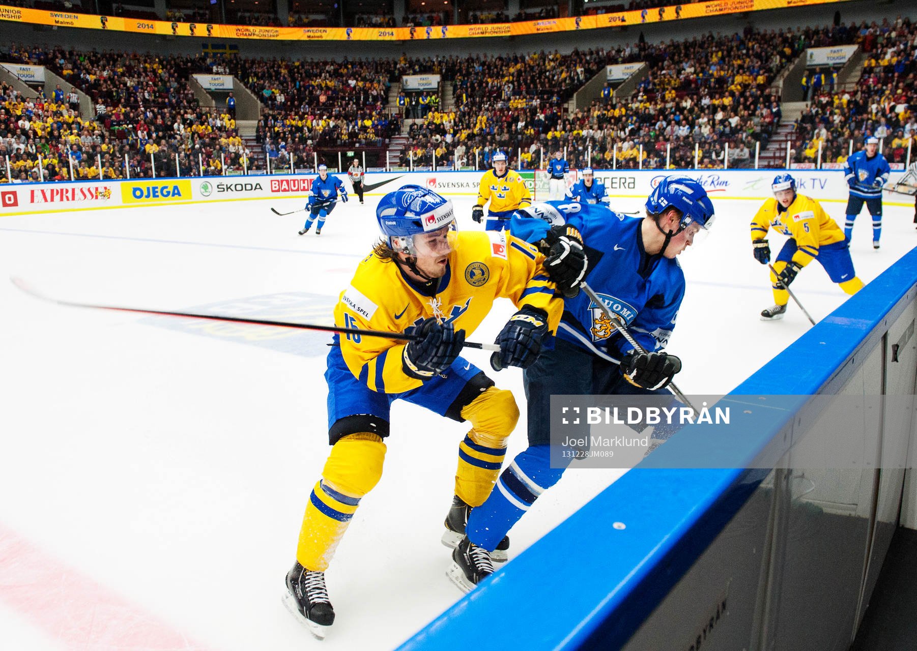 Sveriges Sebastian Collberg tacklar Finlands Saku Mänalanen