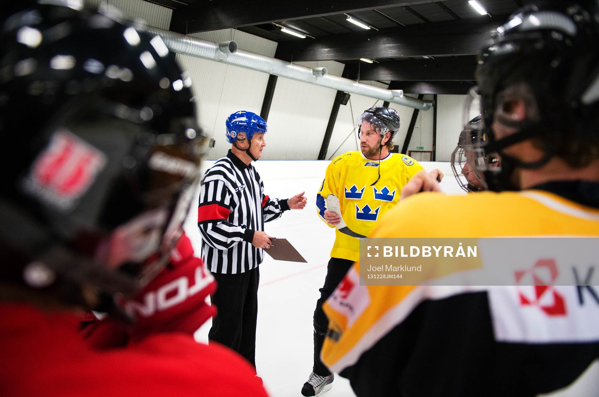 Domaren Dag Olsson och Peter Forsberg