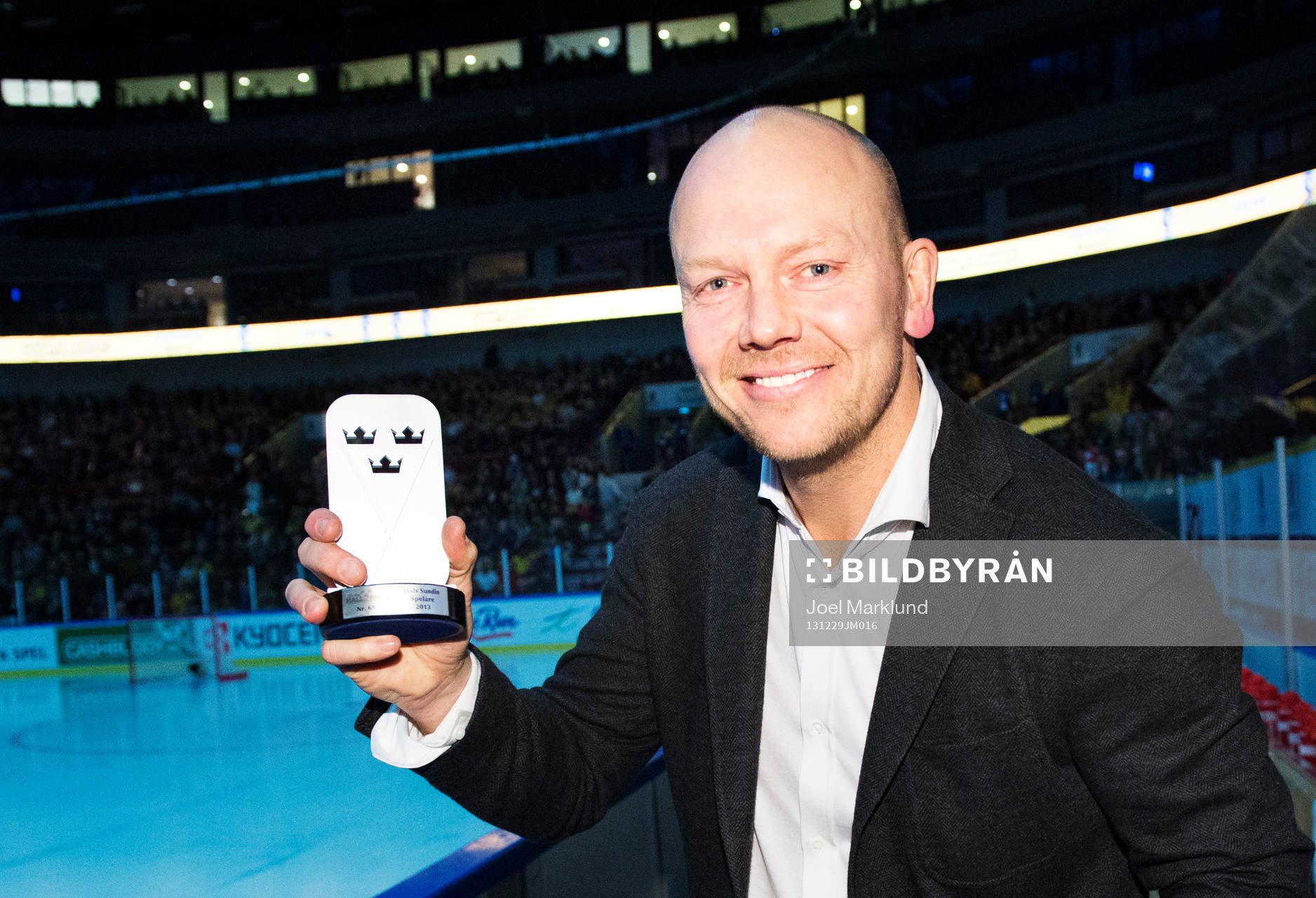 Mats Sundin visar upp en pokal