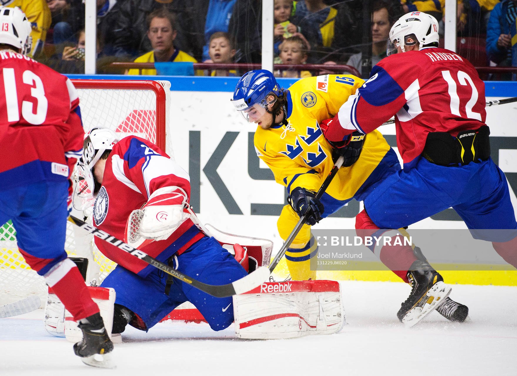 Sveriges Sebastian Collberg oroar framför Norges målvakt