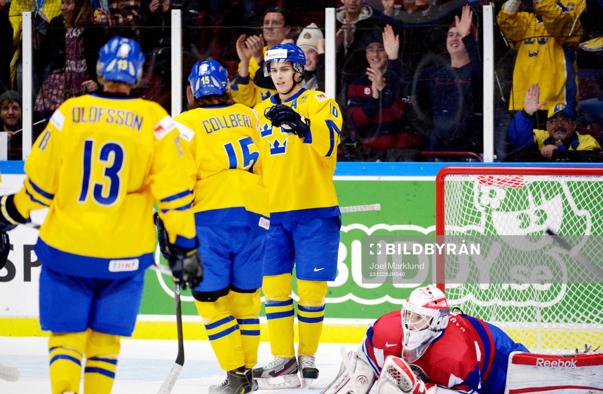 Sveriges Alexander Wennberg gratuleras till att gjort 0 - 8