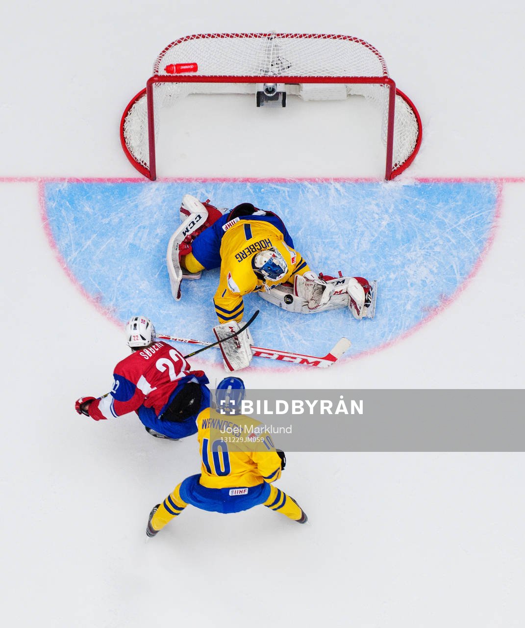 Sveriges Alexander Wennberg och målvakt Marcus Högberg