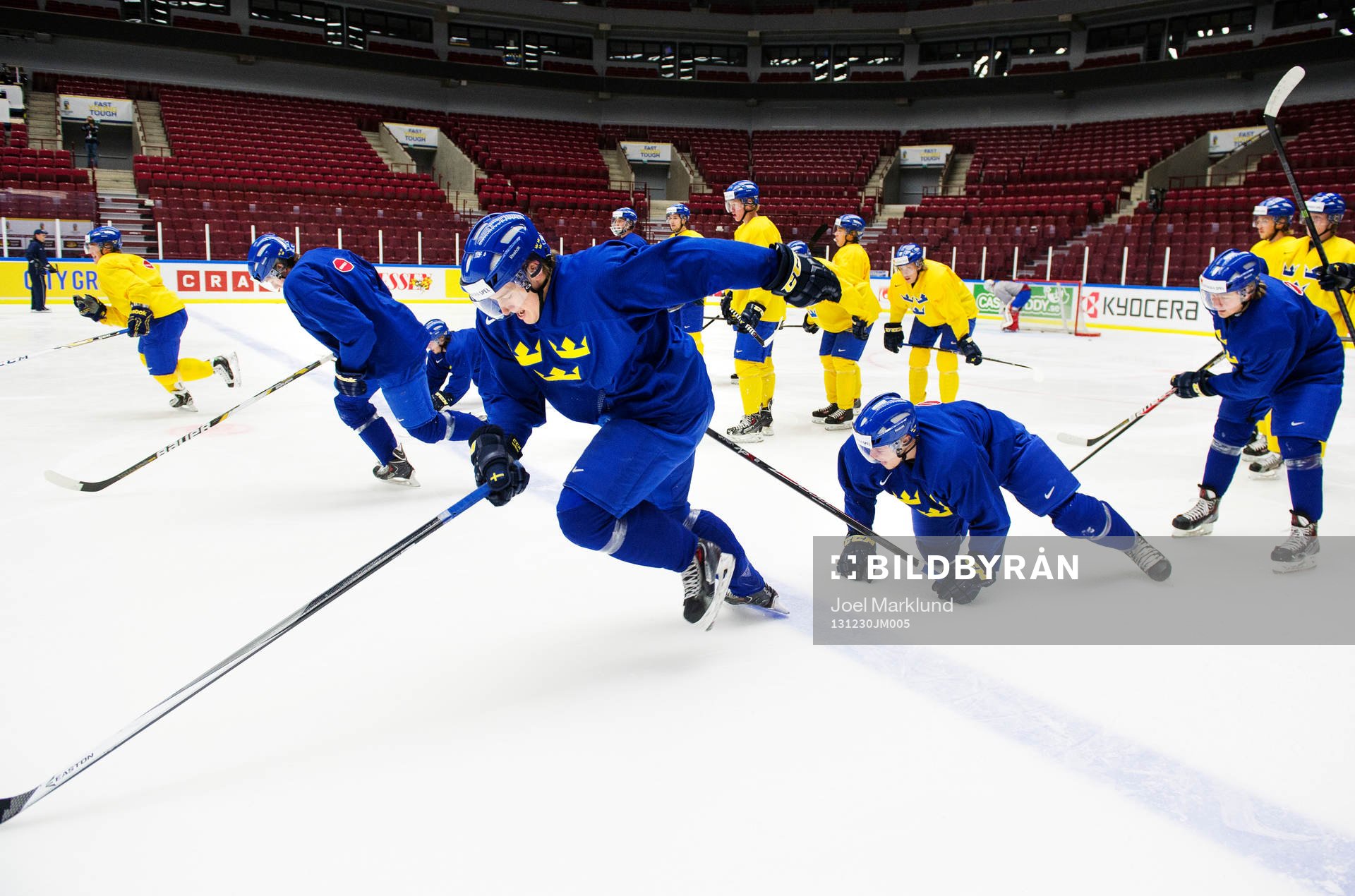 Robert Hägg och hans lagkamrater spurtar på Sveriges