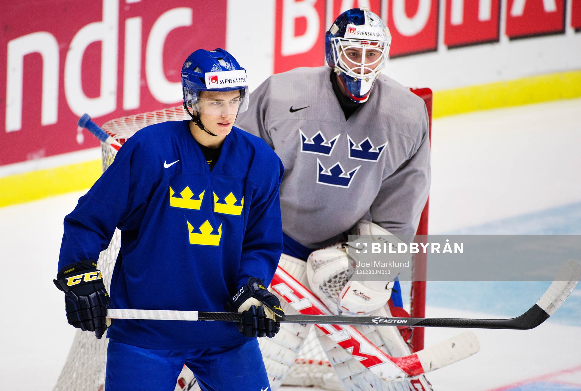 Alexander Wennberg framför målvakten Marcus Högberg på