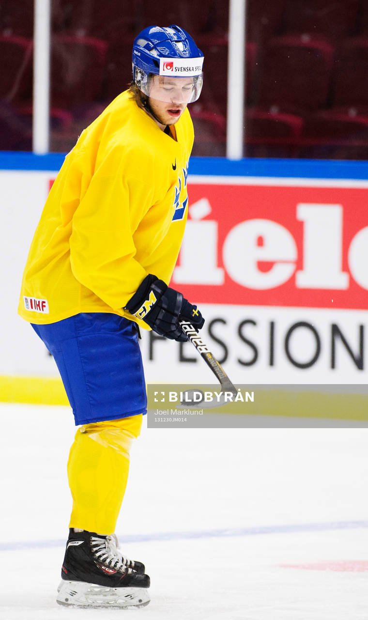 Elias Lindholm jonglerar med en puck på Sveriges träning