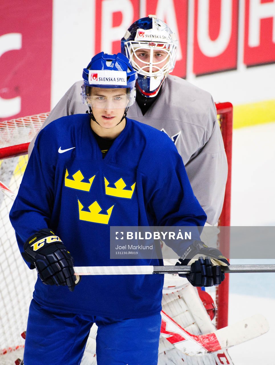 Alexander Wennberg framför målvakten Marcus Högberg på