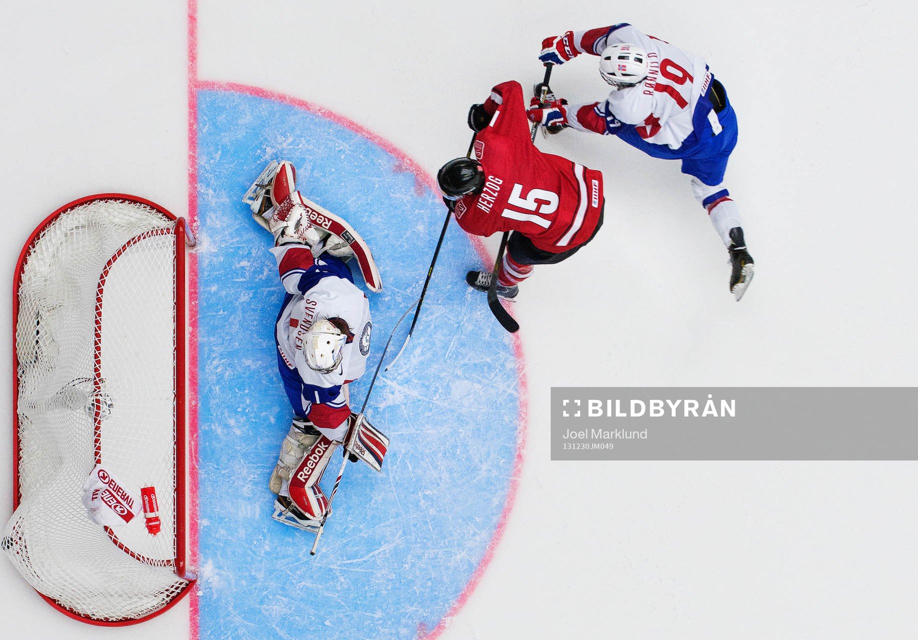 Schweiz Fabrice Herzog skjuter in 1-1 bakom Norges målvakt