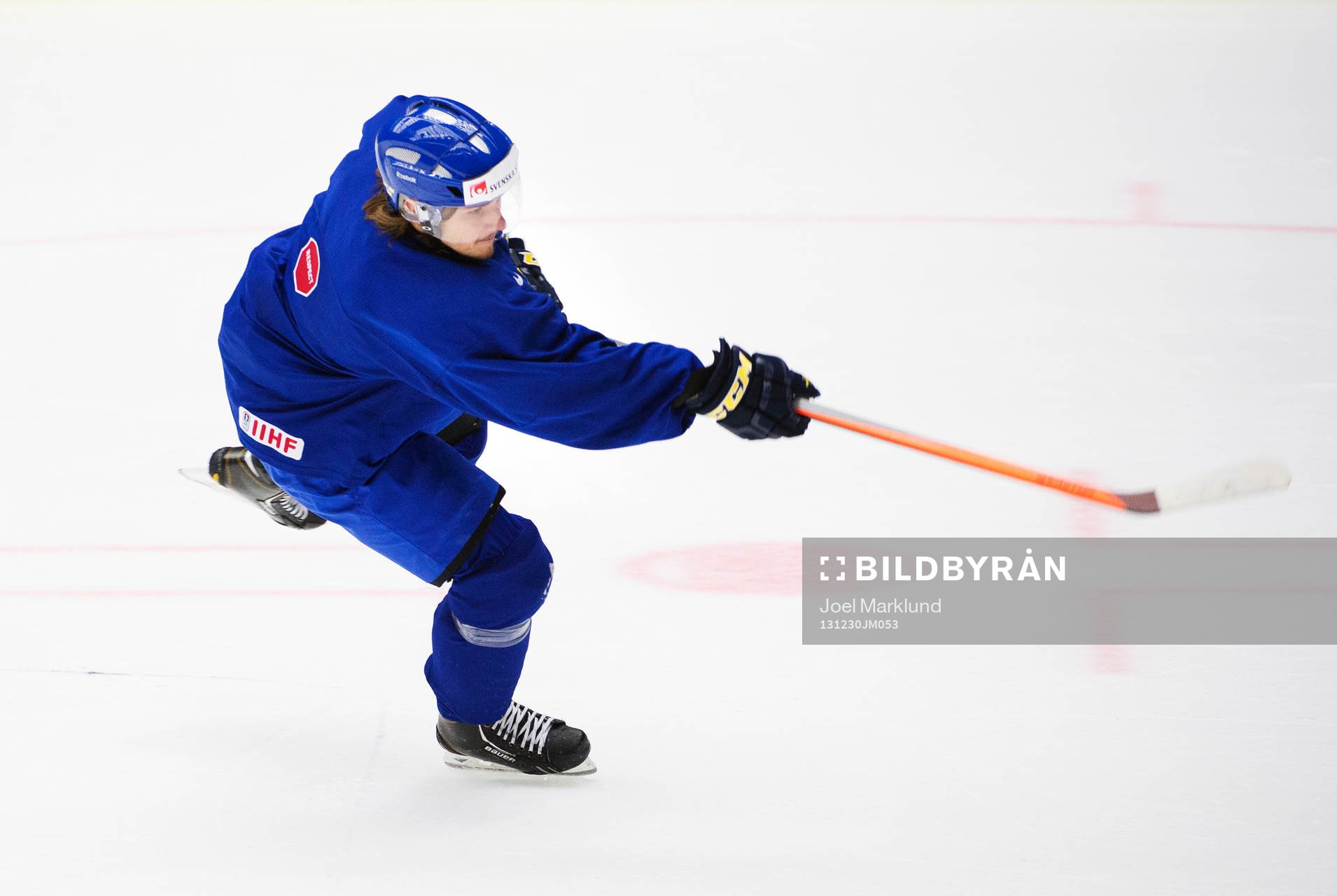 Sebastian Collberg skjuter ett skott på Sveriges träning