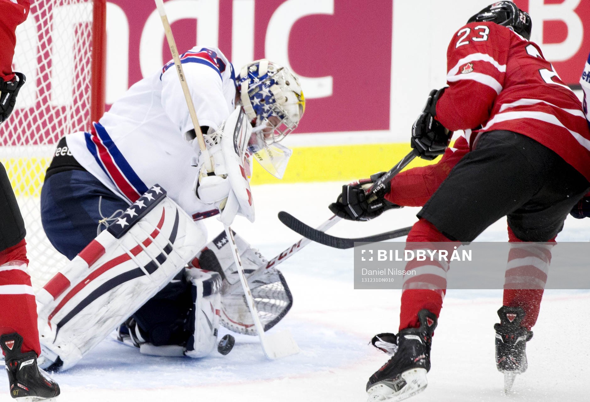 s målvakt Jon Gillies