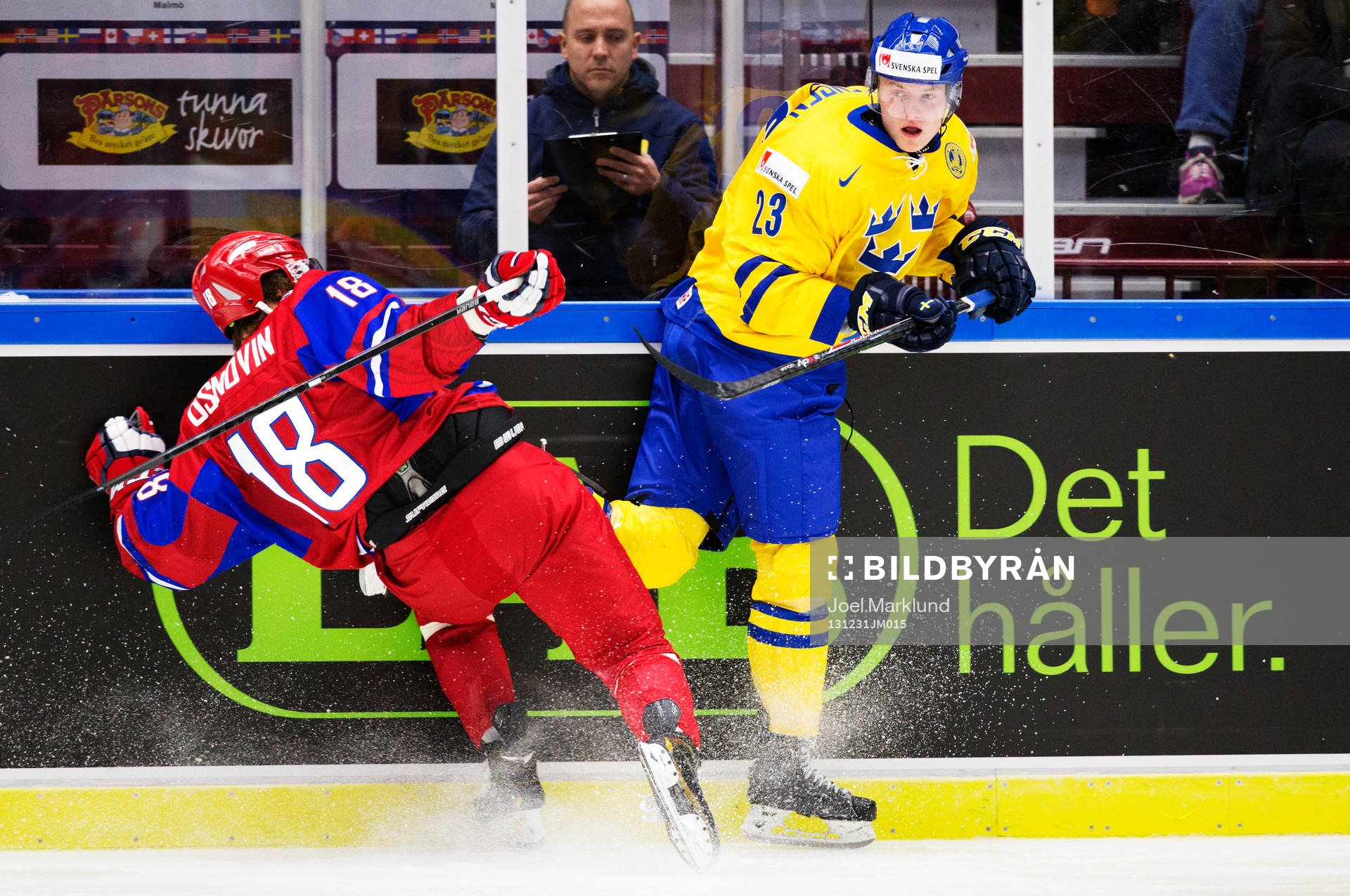 Rysslands Vyacheslav Osnovin blir tacklad av Sveriges Nick