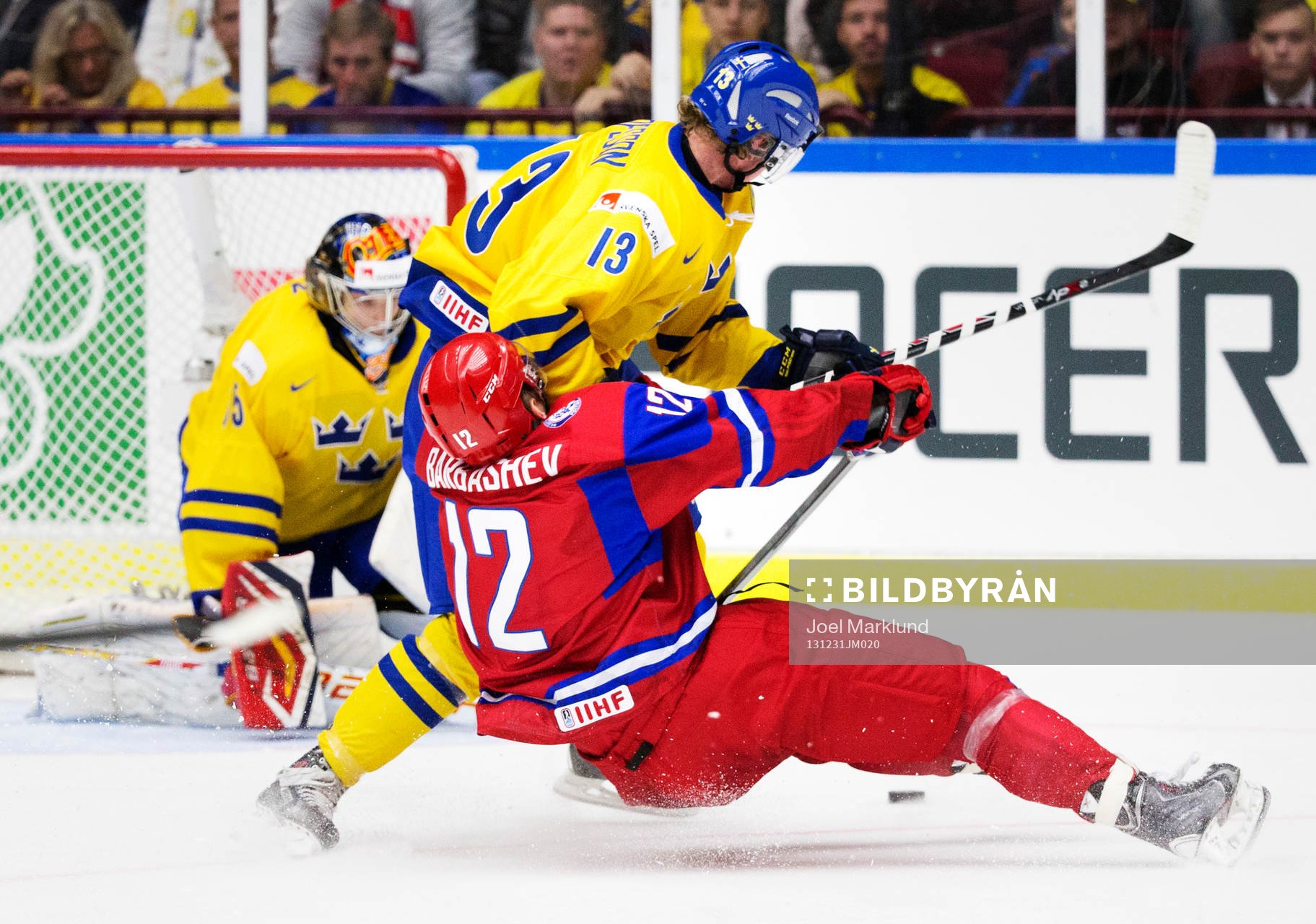 Sveriges Gustav Olofsson stoppar Rysslands Ivan Barbashev