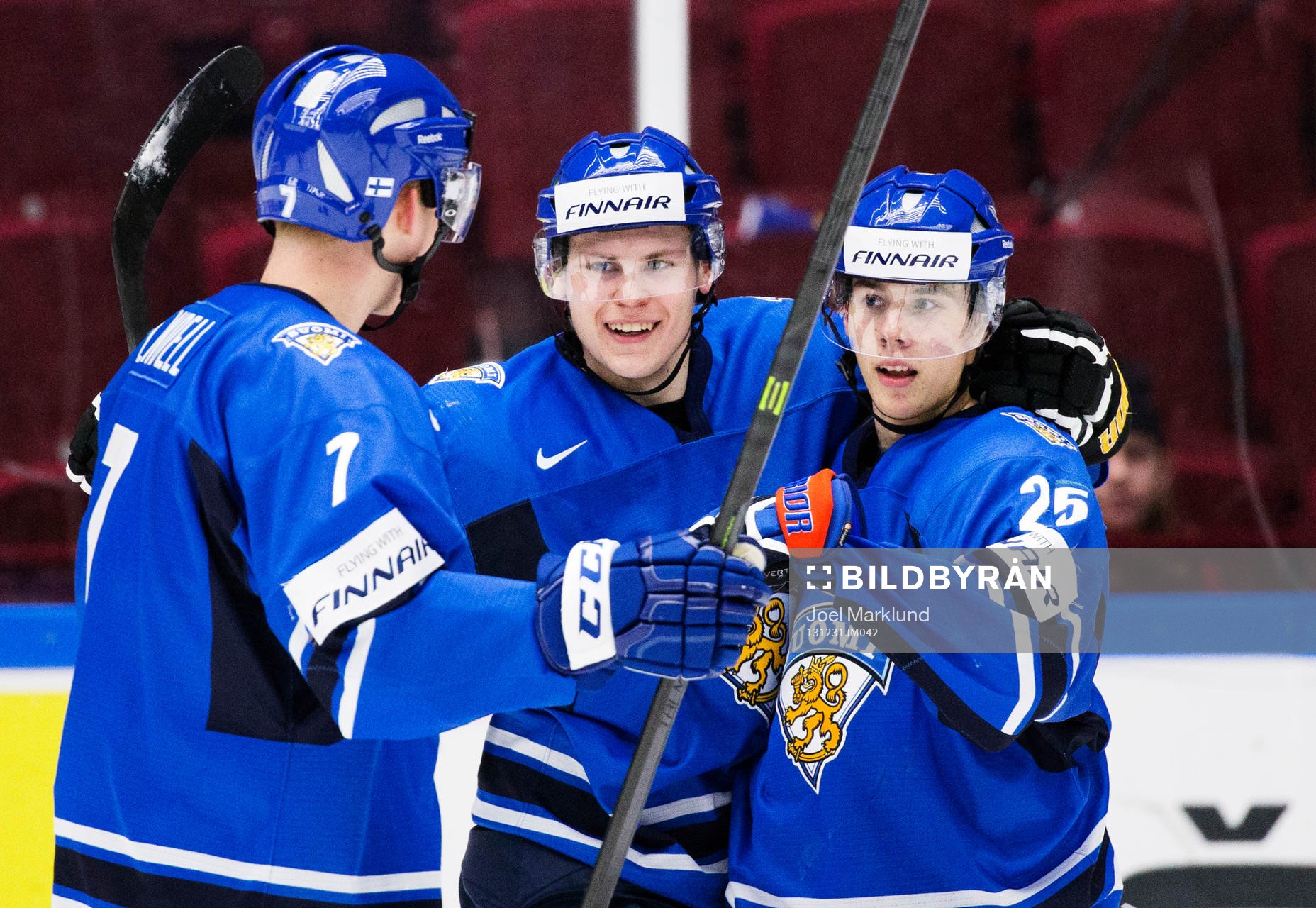 Finlands Esa Lindell, Ville Pokka och Henrik Haapala jublar