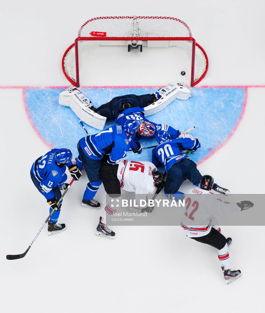 Schweiz Fabrice Herzog trycker in 1-2 bakom Finlands