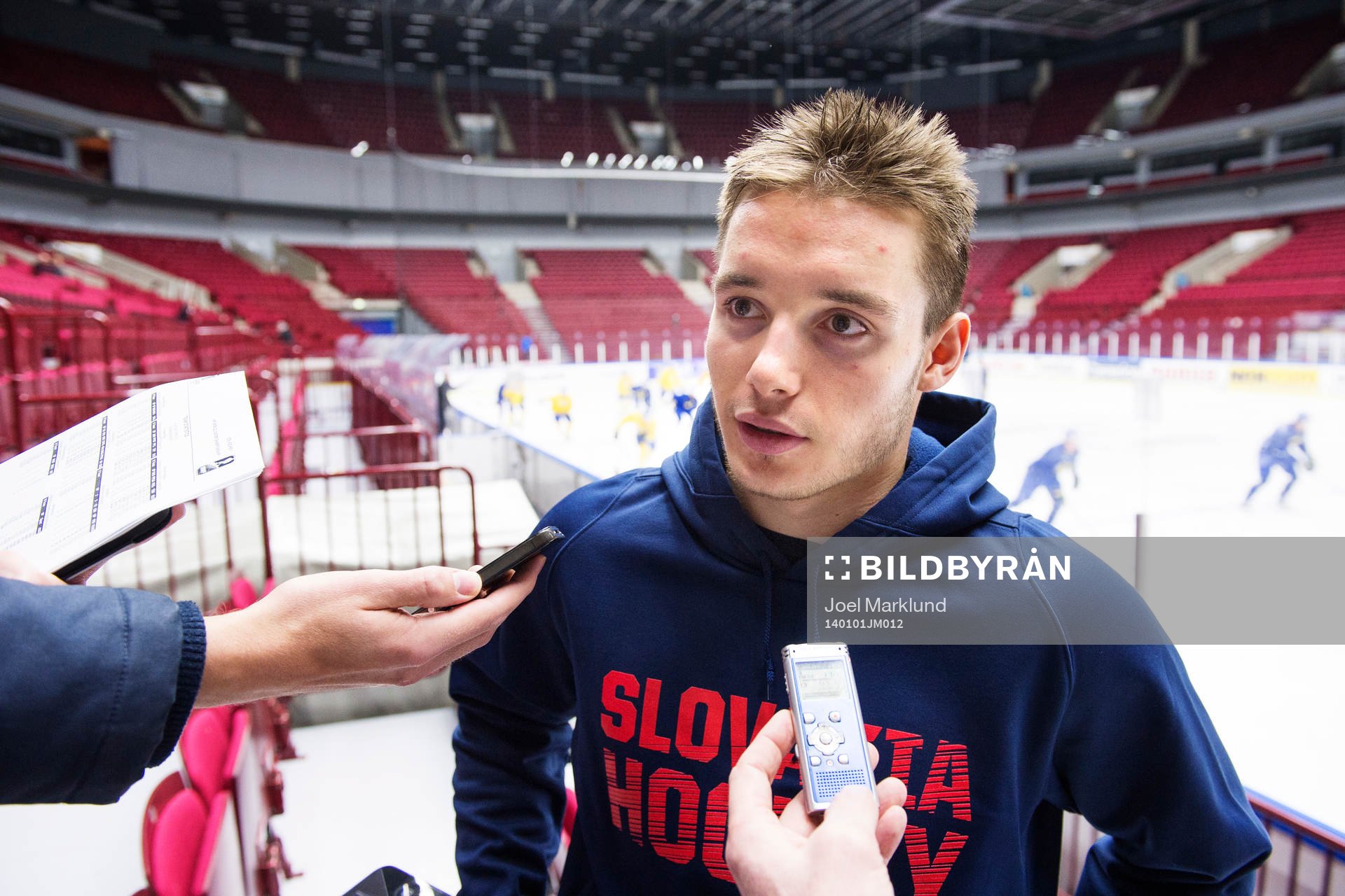 Slovakiens Marko Dano blir intervjuad av media vid Sveriges