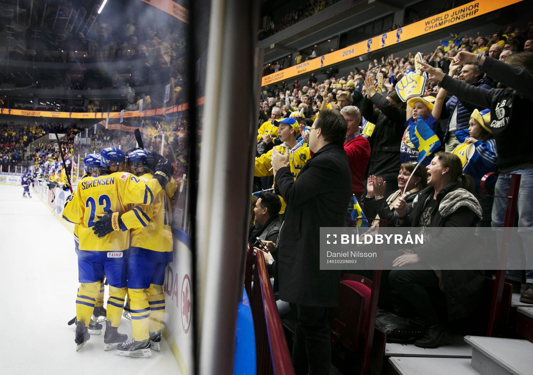 Sveriges Lucas Wallmark gör 4-0 och jublar med publiken
