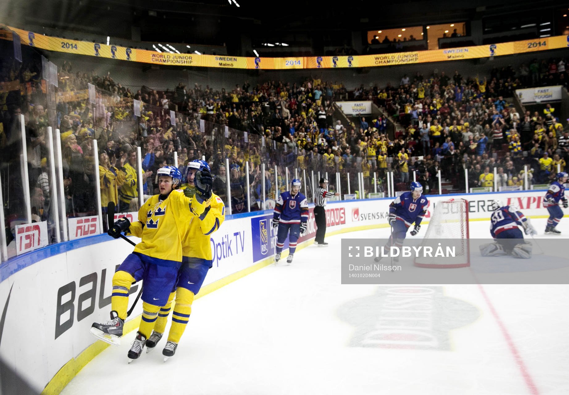 Sveriges Lucas Wallmark gör 4-0 och jublar med publiken