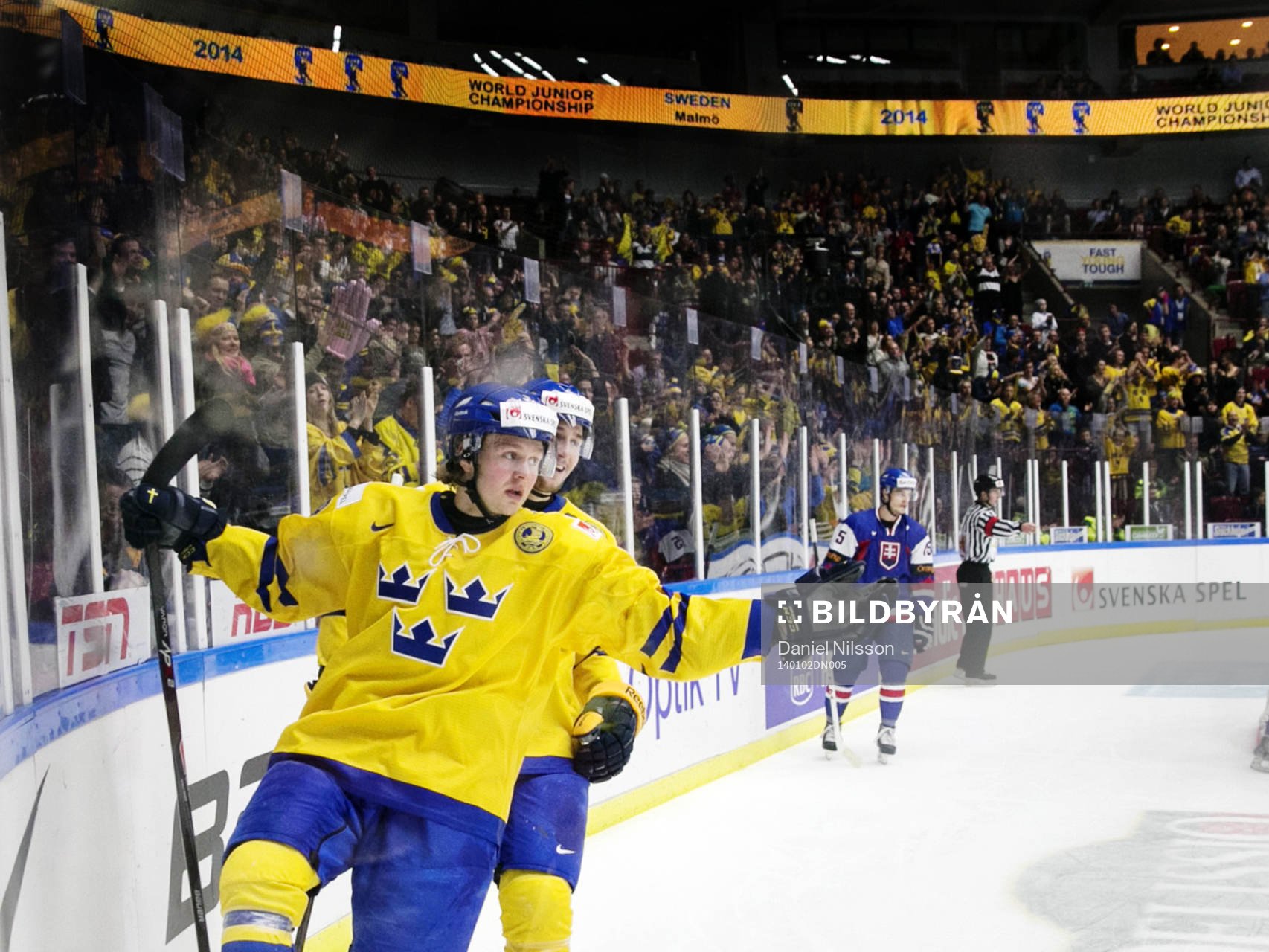 Sveriges Lucas Wallmark gör 4-0 och jublar med publiken