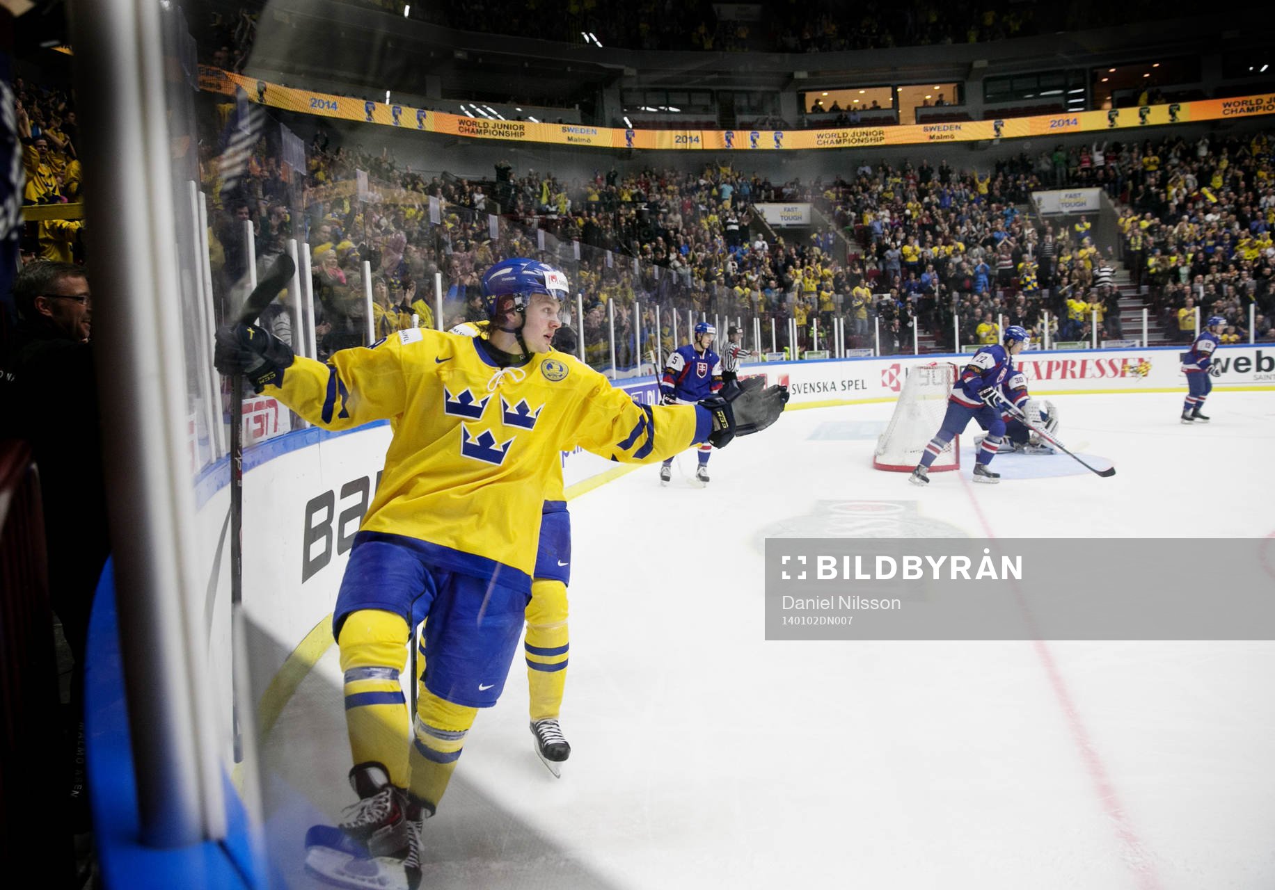 Sveriges Lucas Wallmark gör 4-0 och jublar med publiken