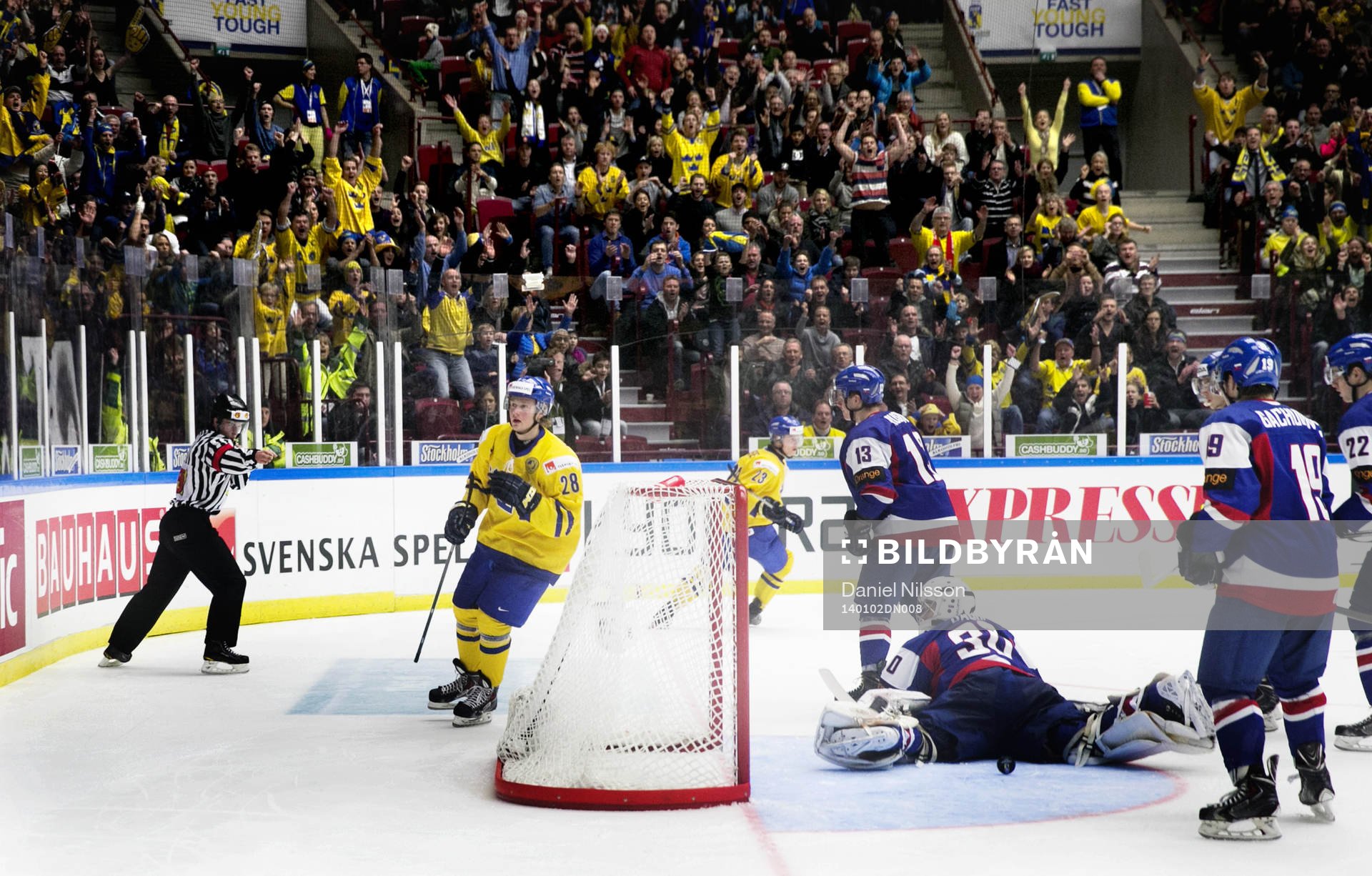 Sveriges Lucas Wallmark gör 4-0 och jublar med publiken