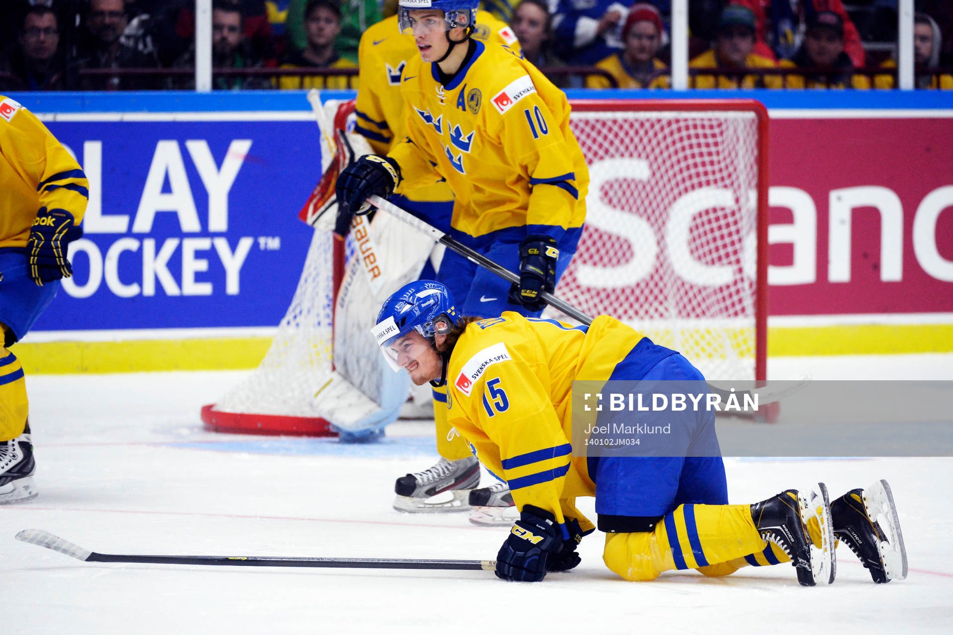 Sveriges Sebastian Collberg har fått en puck på foten