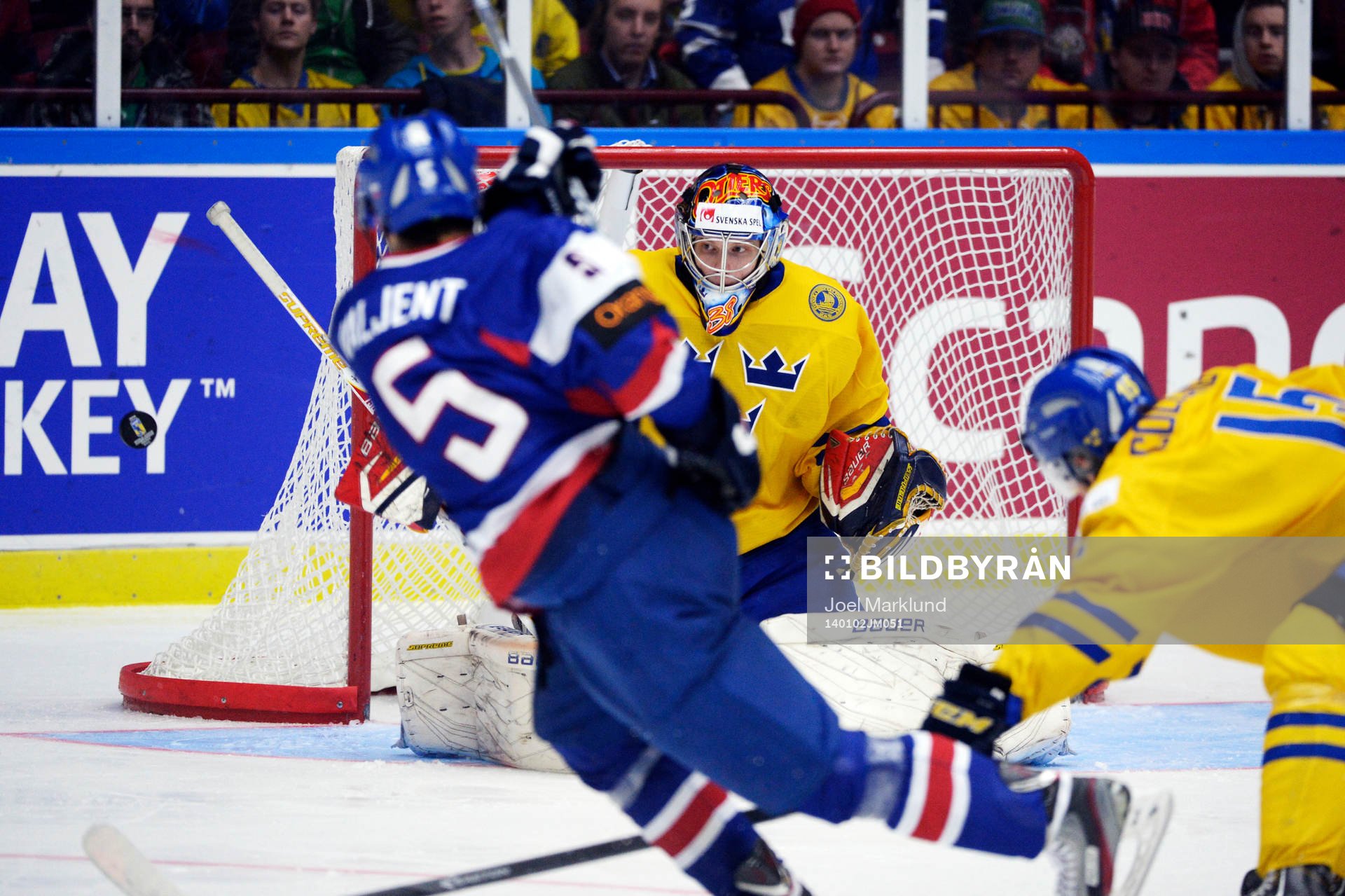 Slovakiens Michal Valjent skjuter mot Sveriges målvakt