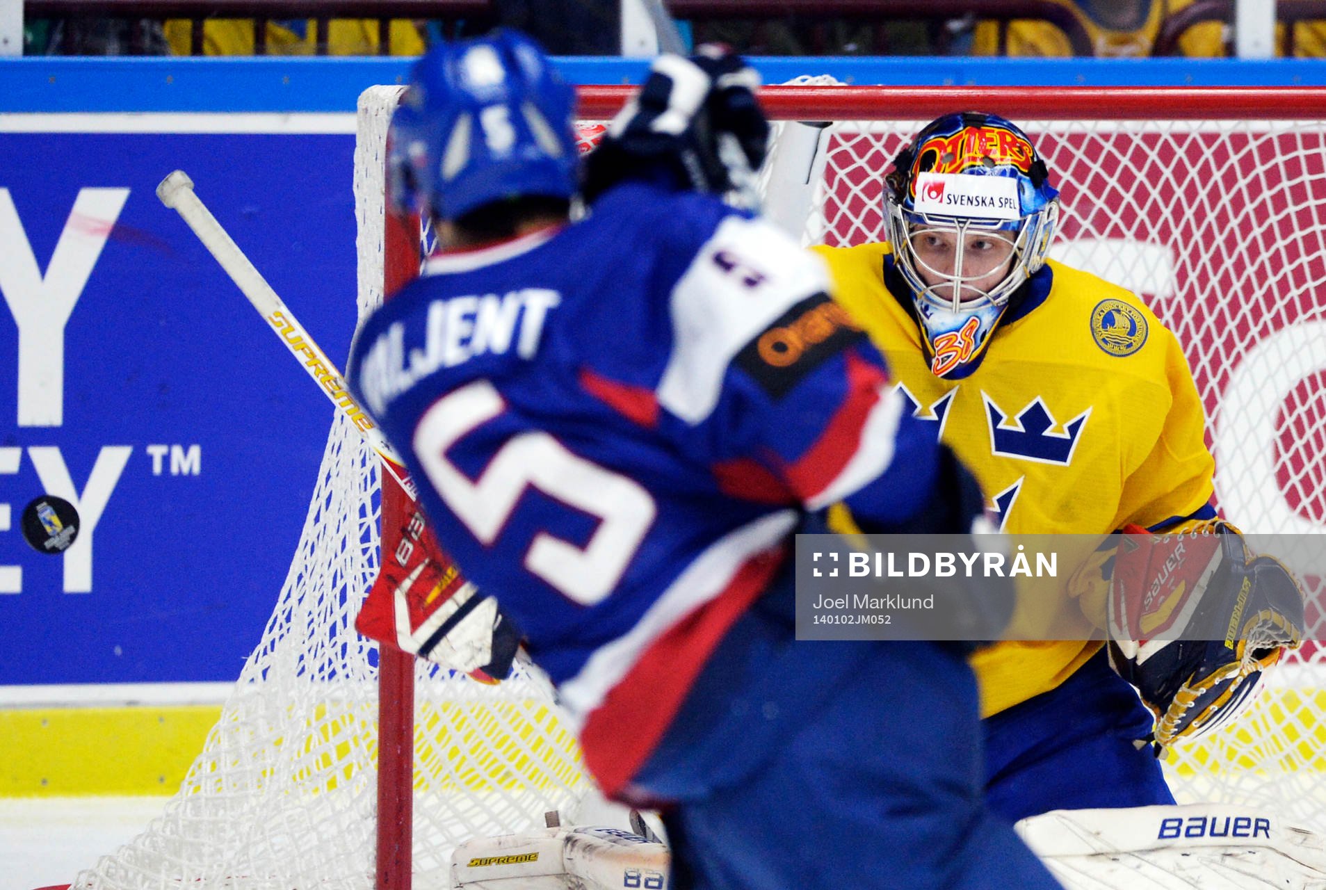 Slovakiens Michal Valjent skjuter mot Sveriges målvakt