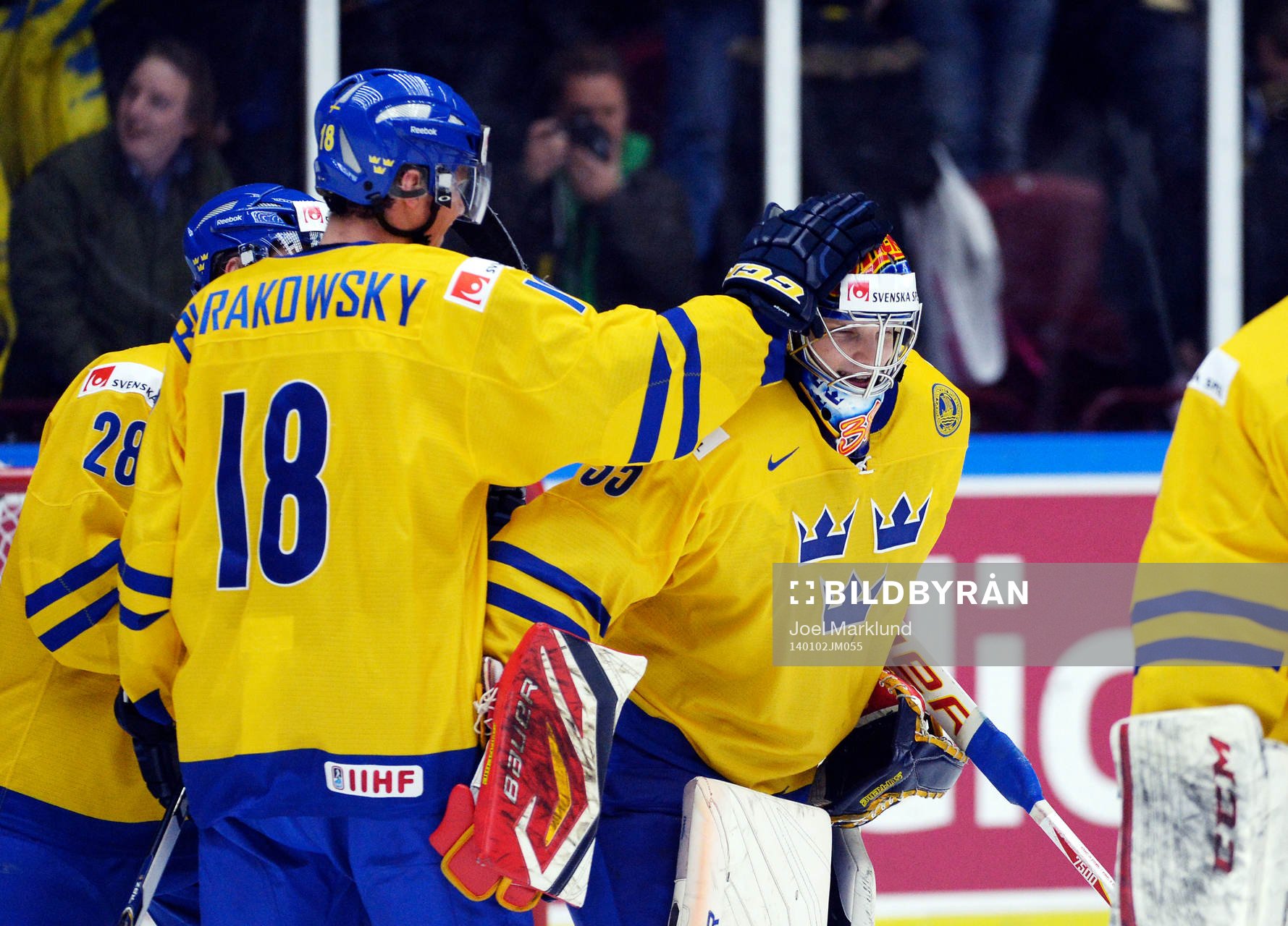 Sveriges André Burakovsky och målvakt Oscar Dansk jublar