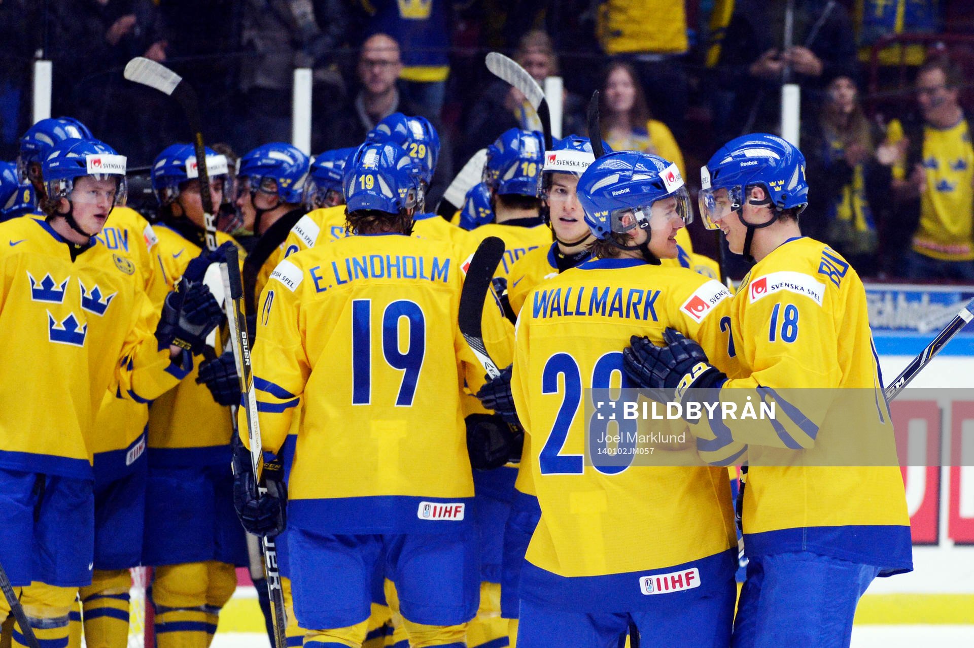 Sveriges Lucas Wallmark och André Burakovsky jublar