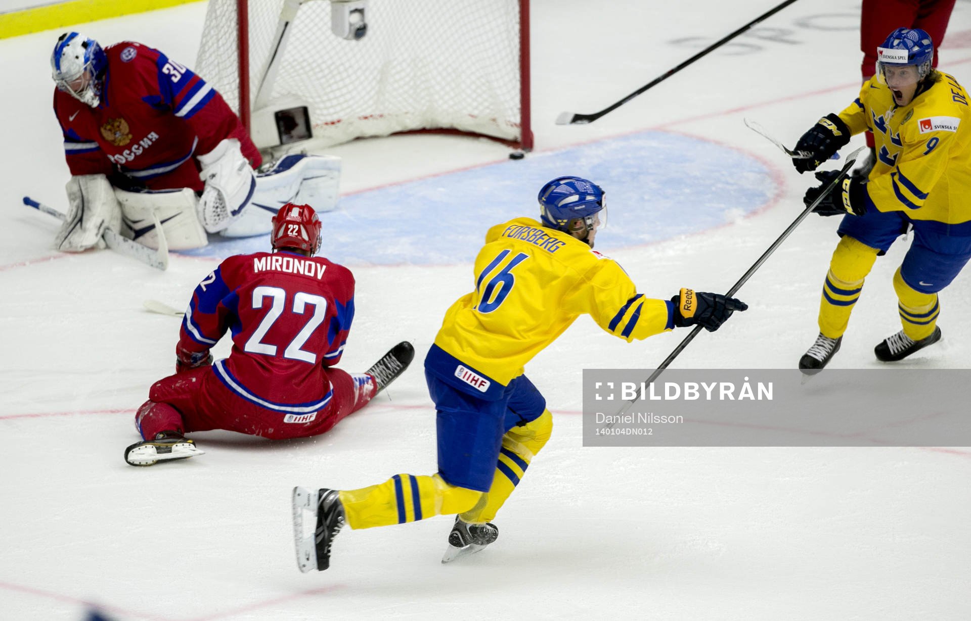 Sveriges Filip Forsberg har gjort 1-0 och jublar med Jacob
