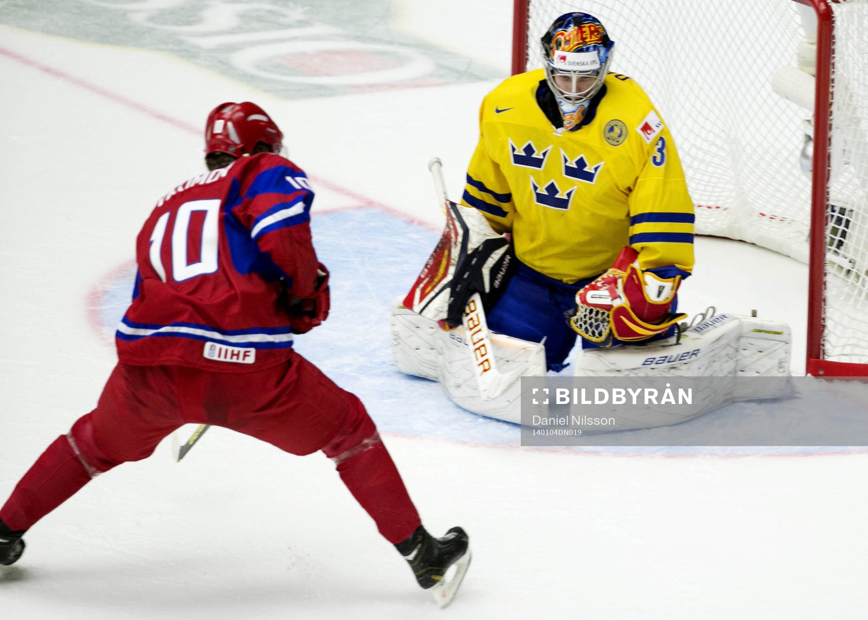 Sveriges målvakt Oscar Dansk och Rysslands Bogdan Yakimov